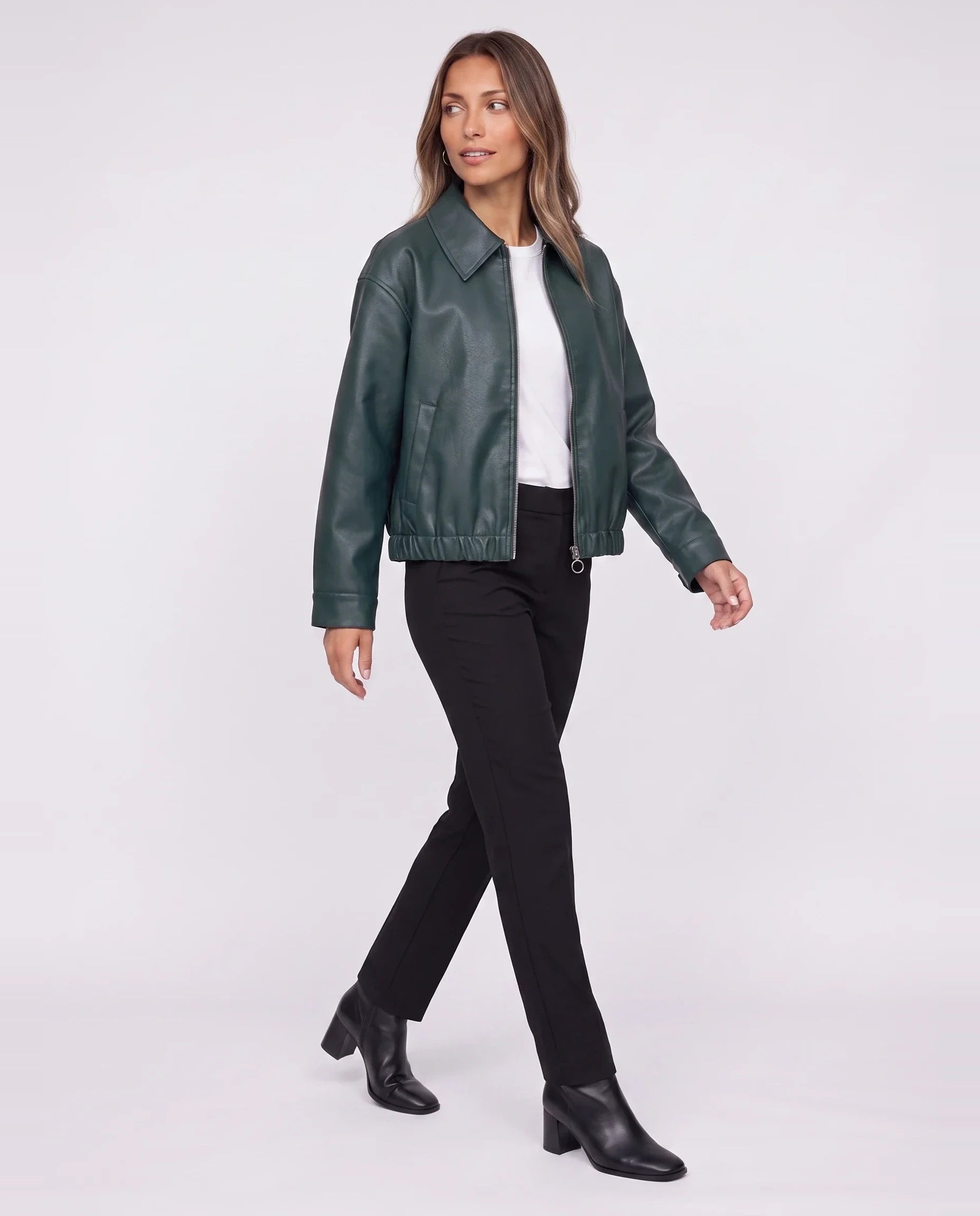 Veste effet cuir vert bouteille Louane, vue de trois quarts en studio