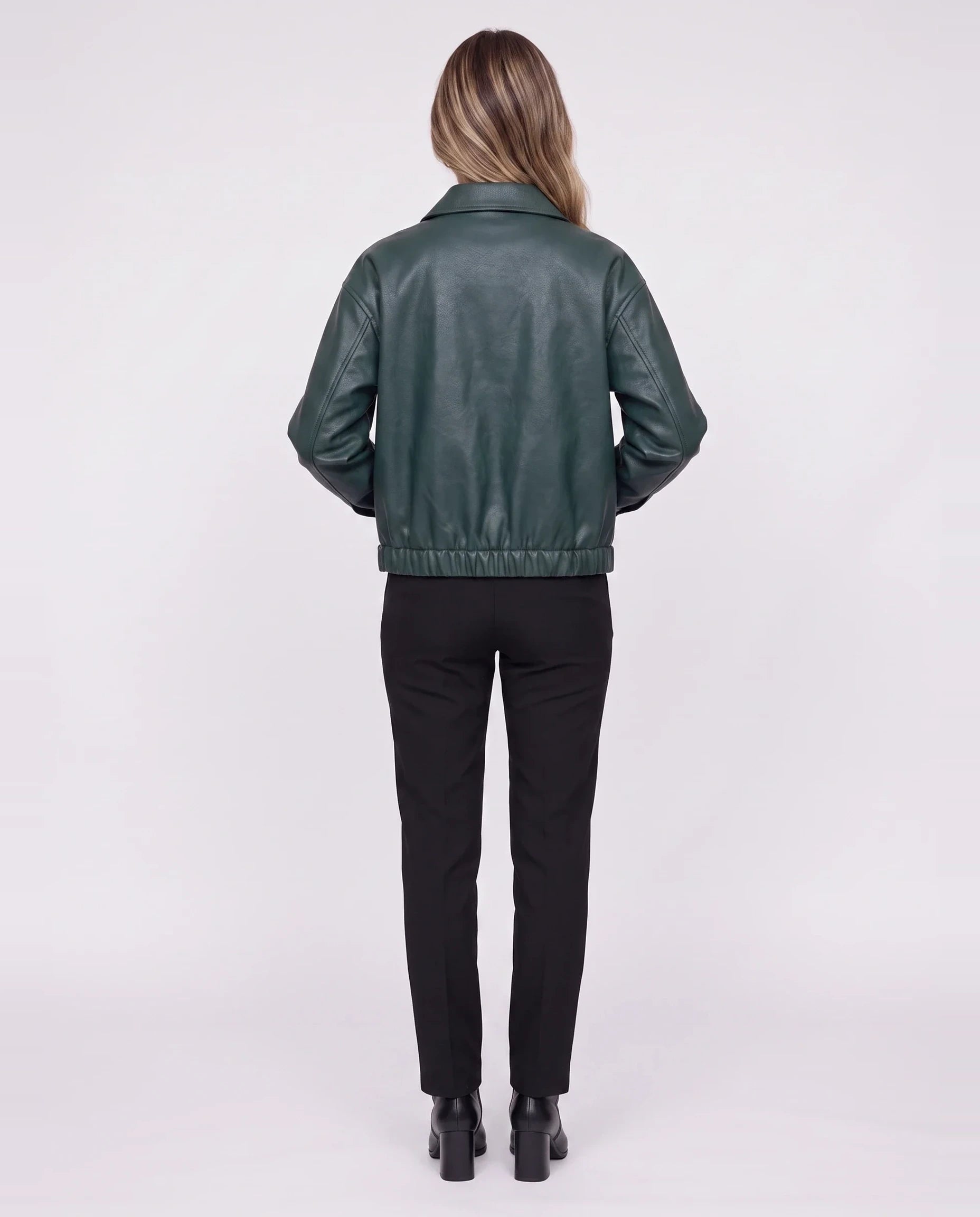 Veste effet cuir vert bouteille Louane, vue de dos en studio