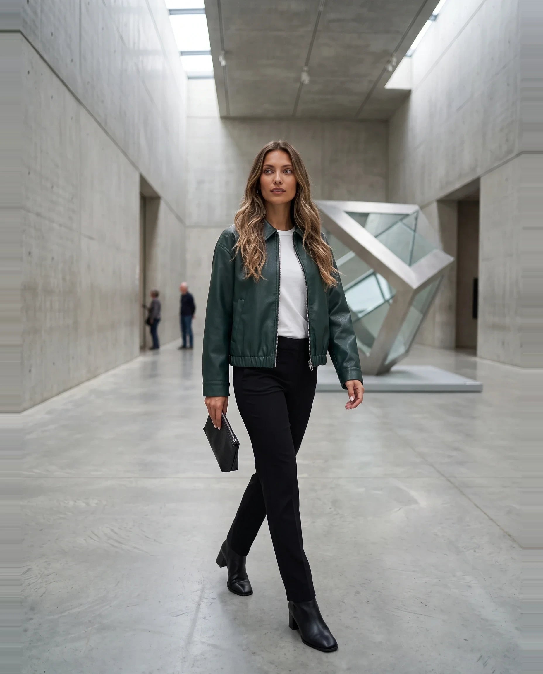 Veste effet cuir vert bouteille Louane, portée dans un hall de musée moderne