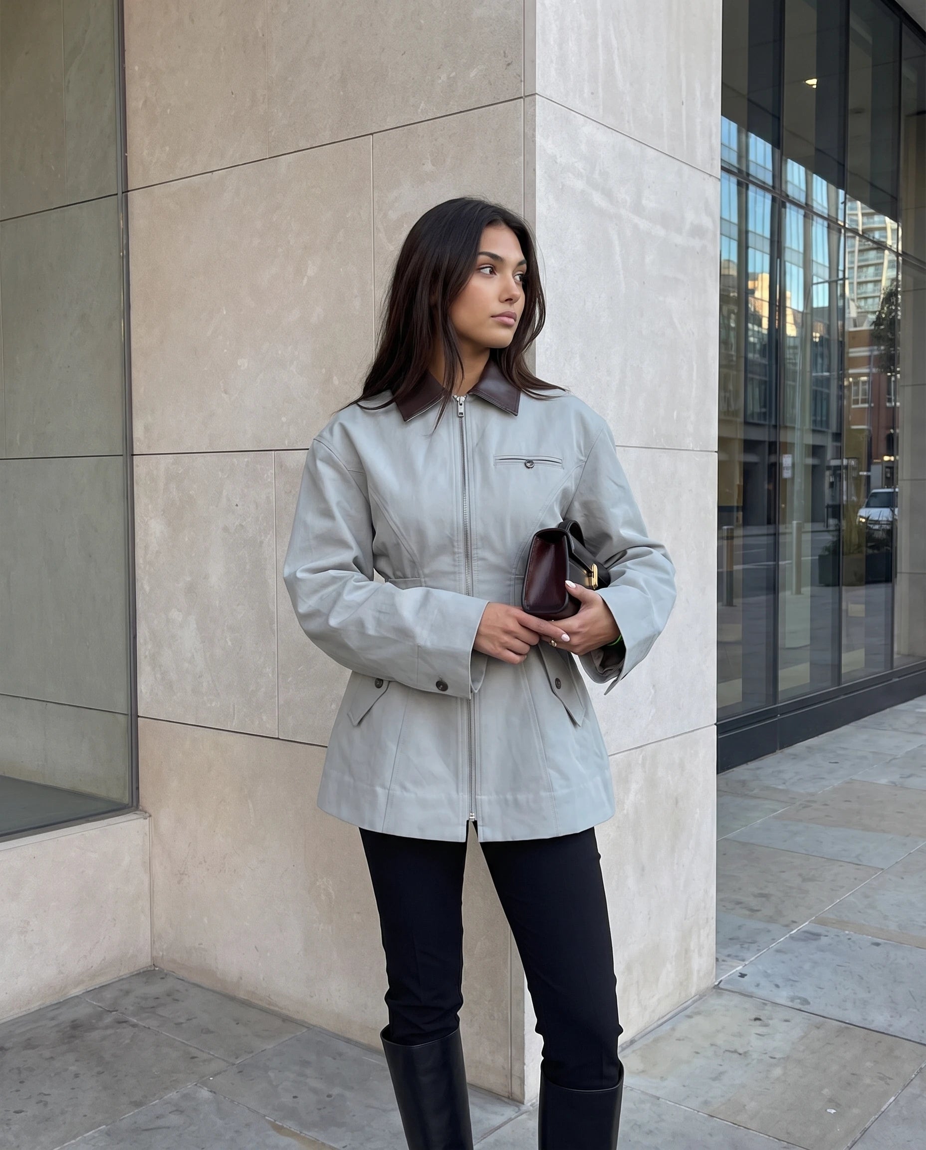 Veste zippée à taille cintrée gris perle Candice, portée avec une pochette sombre