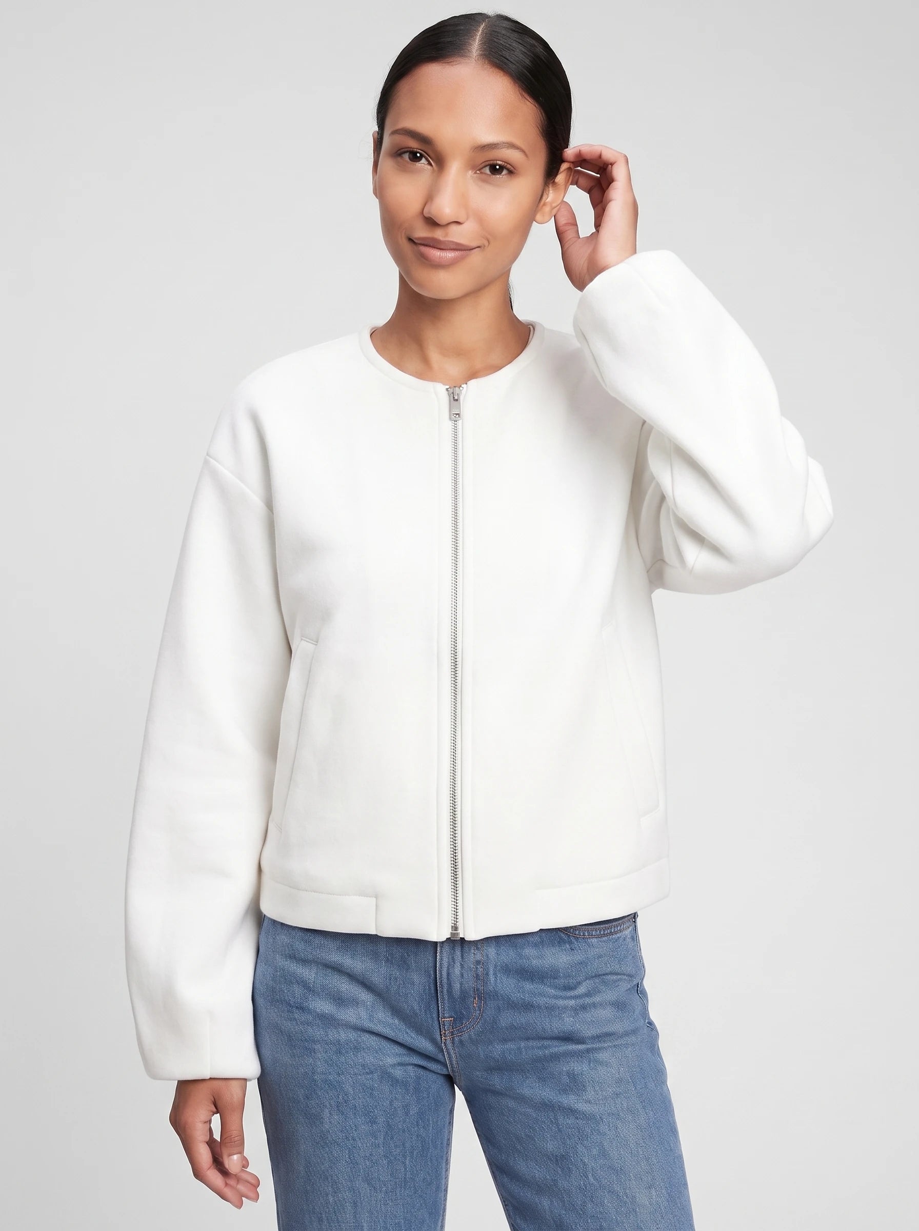 Veste zippée sans col en maille blanche Germaine, plan rapproché en studio