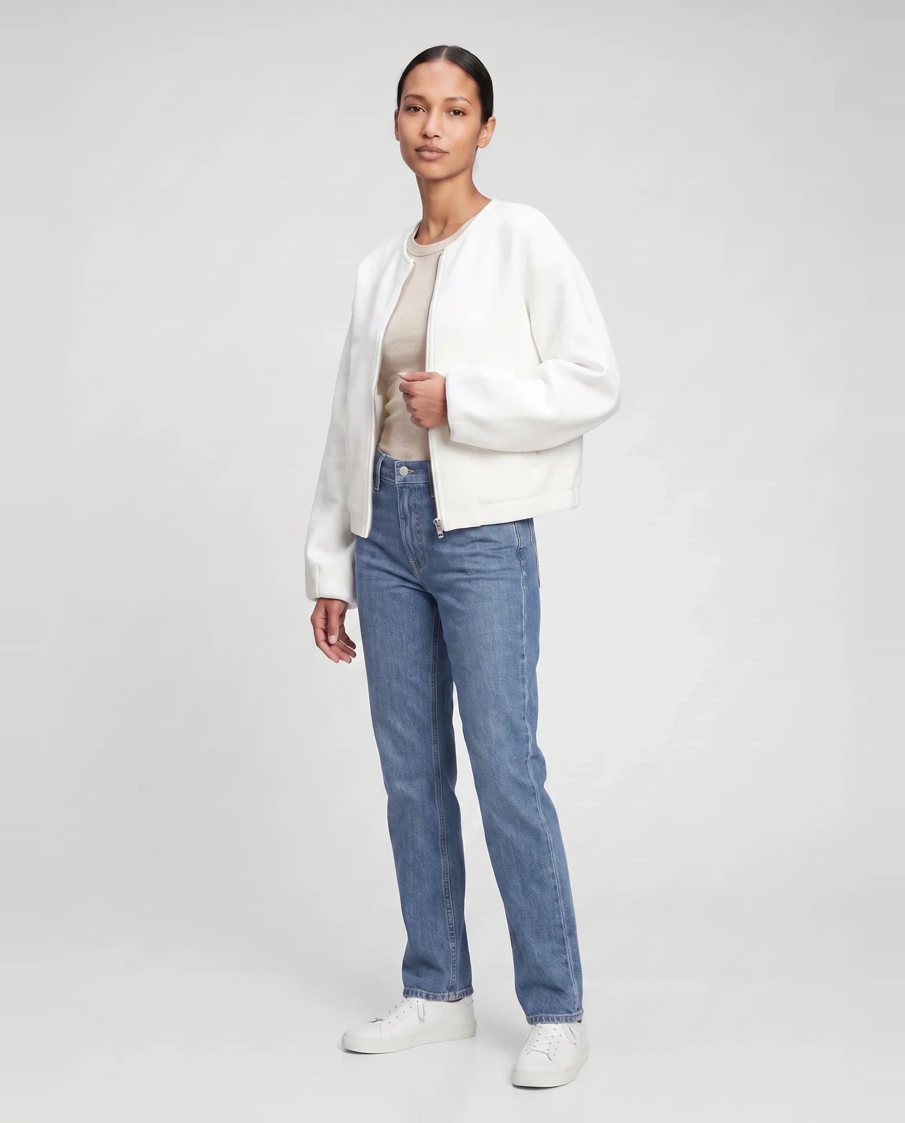 Veste zippée sans col en maille blanche Germaine, vue de trois quarts en studio