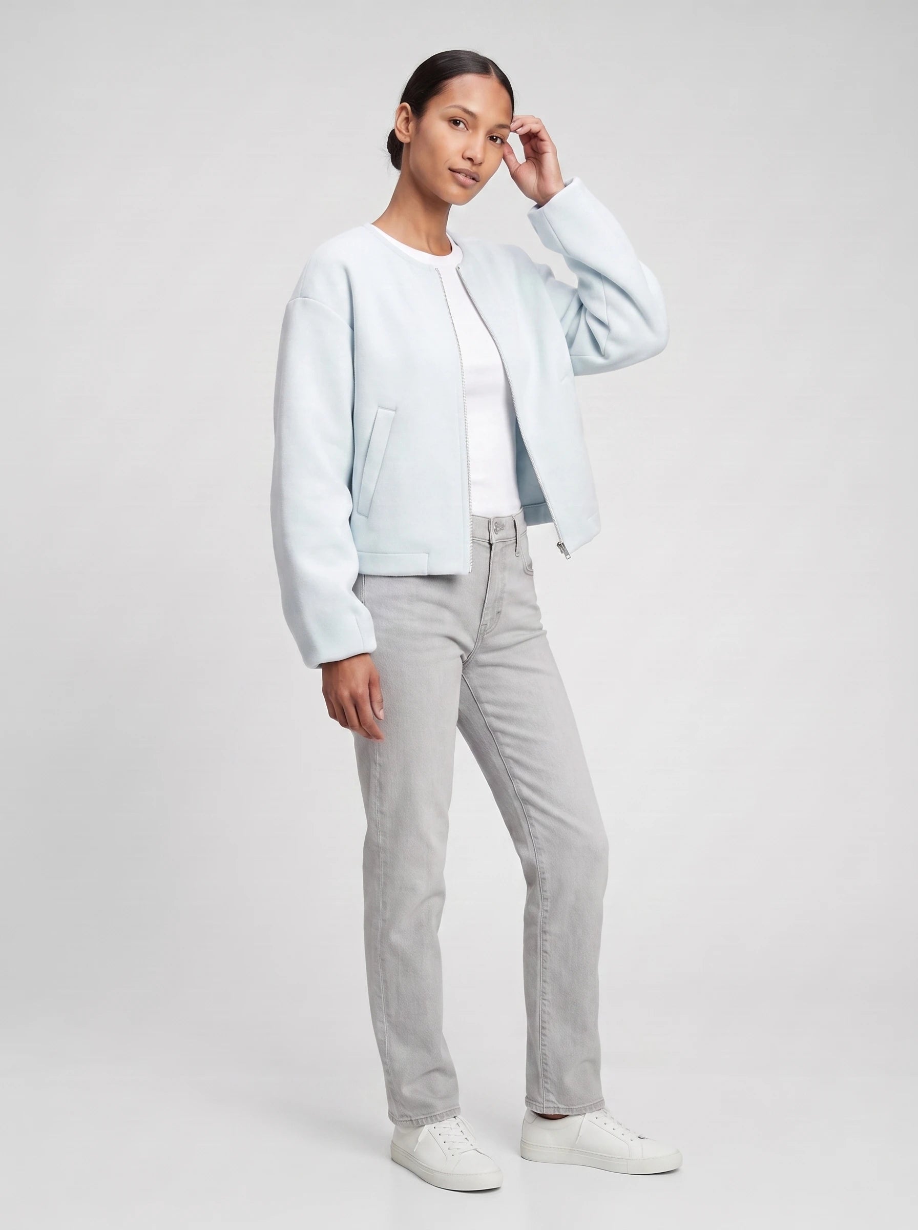 Veste zippée sans col en maille bleu glacier Germaine, vue de trois quarts en studio