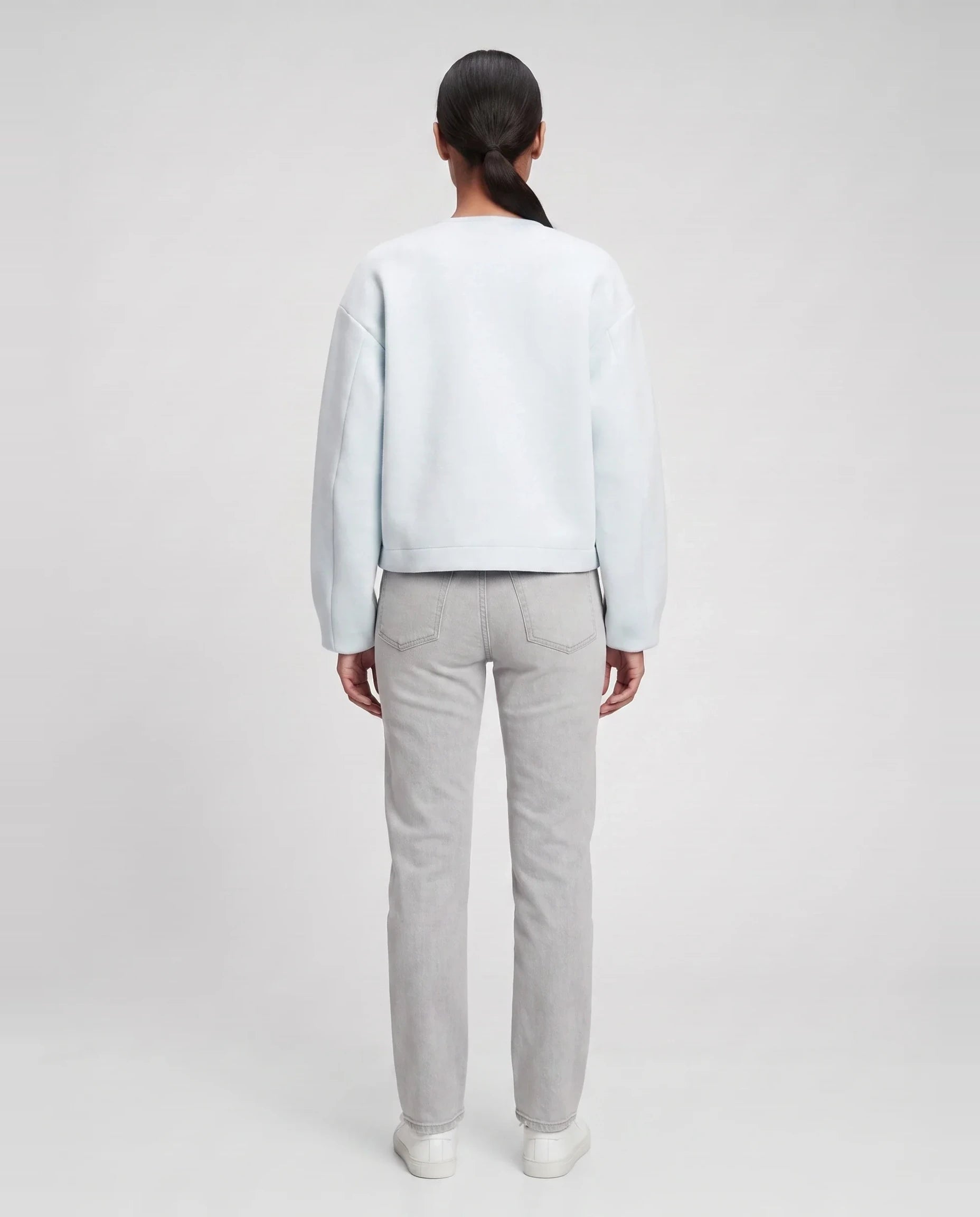 Veste zippée sans col en maille bleu glacier Germaine, vue de dos en studio