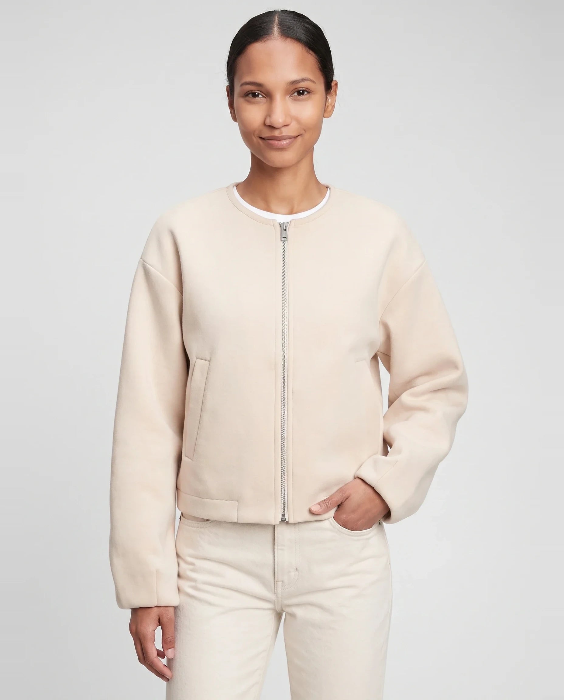 Veste zippée sans col en maille crème Germaine, plan rapproché en studio