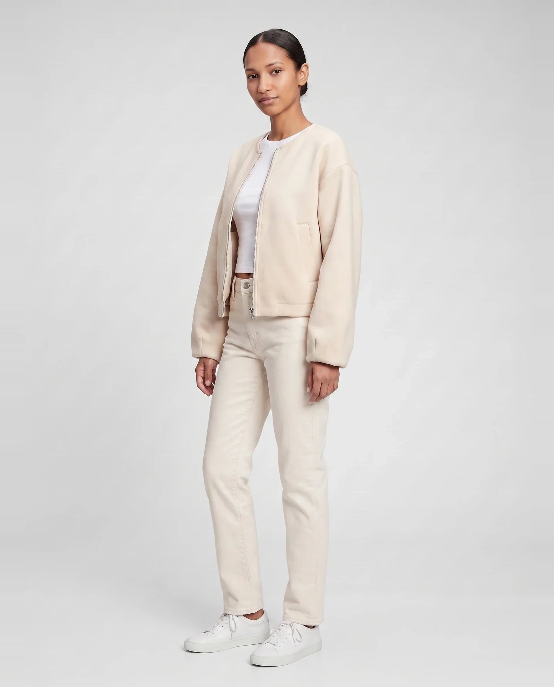 Veste zippée sans col en maille crème Germaine, vue de trois quarts en studio