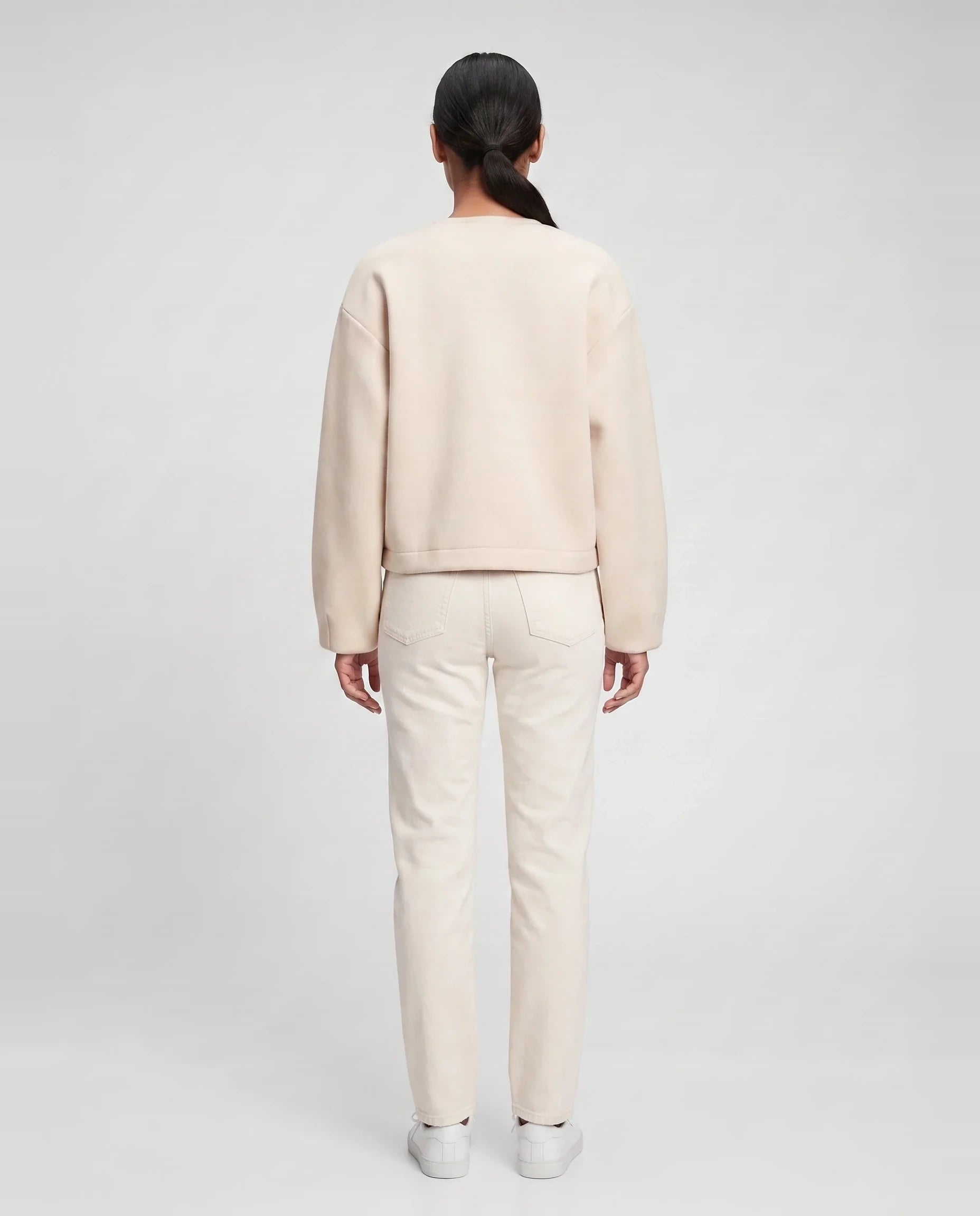 Veste zippée sans col en maille crème Germaine, vue de dos en studio