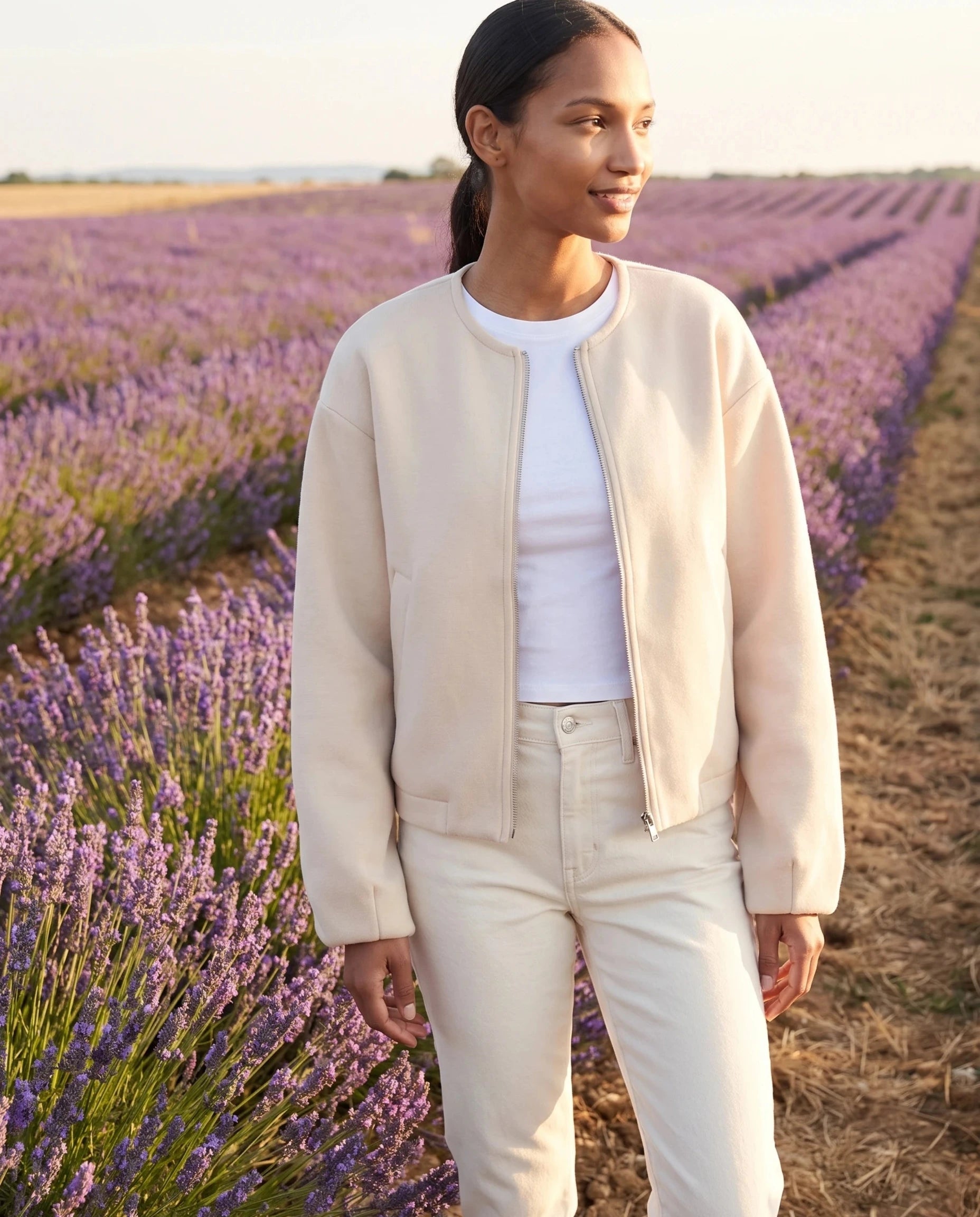 Veste zippée sans col crème Germaine, portée au bord d'un champ de lavande
