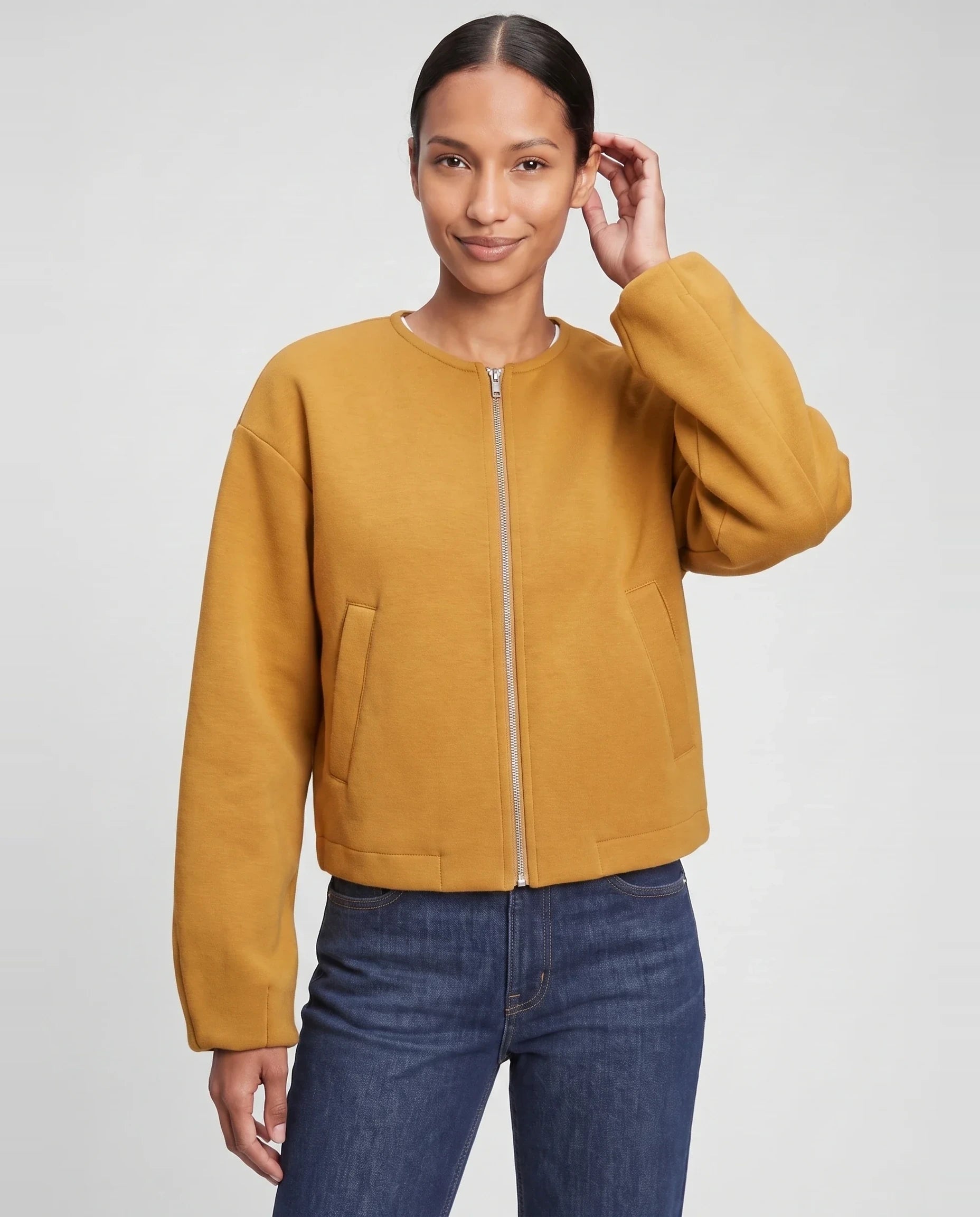 Veste zippée sans col en maille jaune moutarde Germaine, plan rapproché en studio