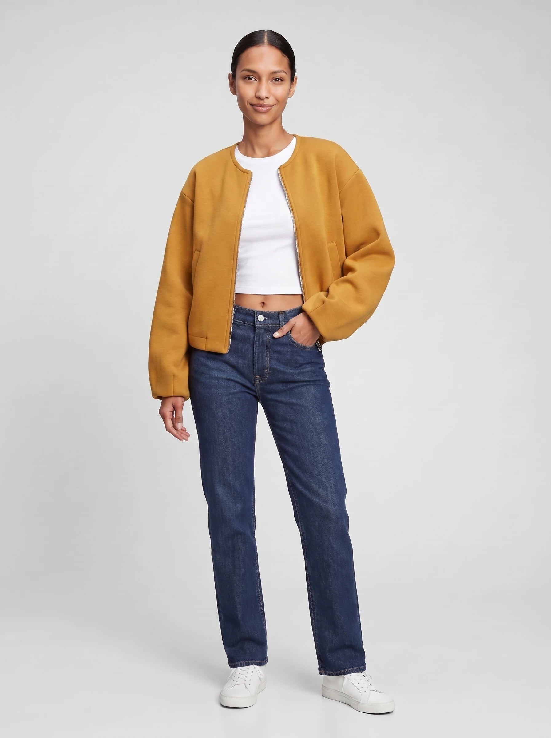 Veste zippée sans col en maille jaune moutarde Germaine, vue de face en studio