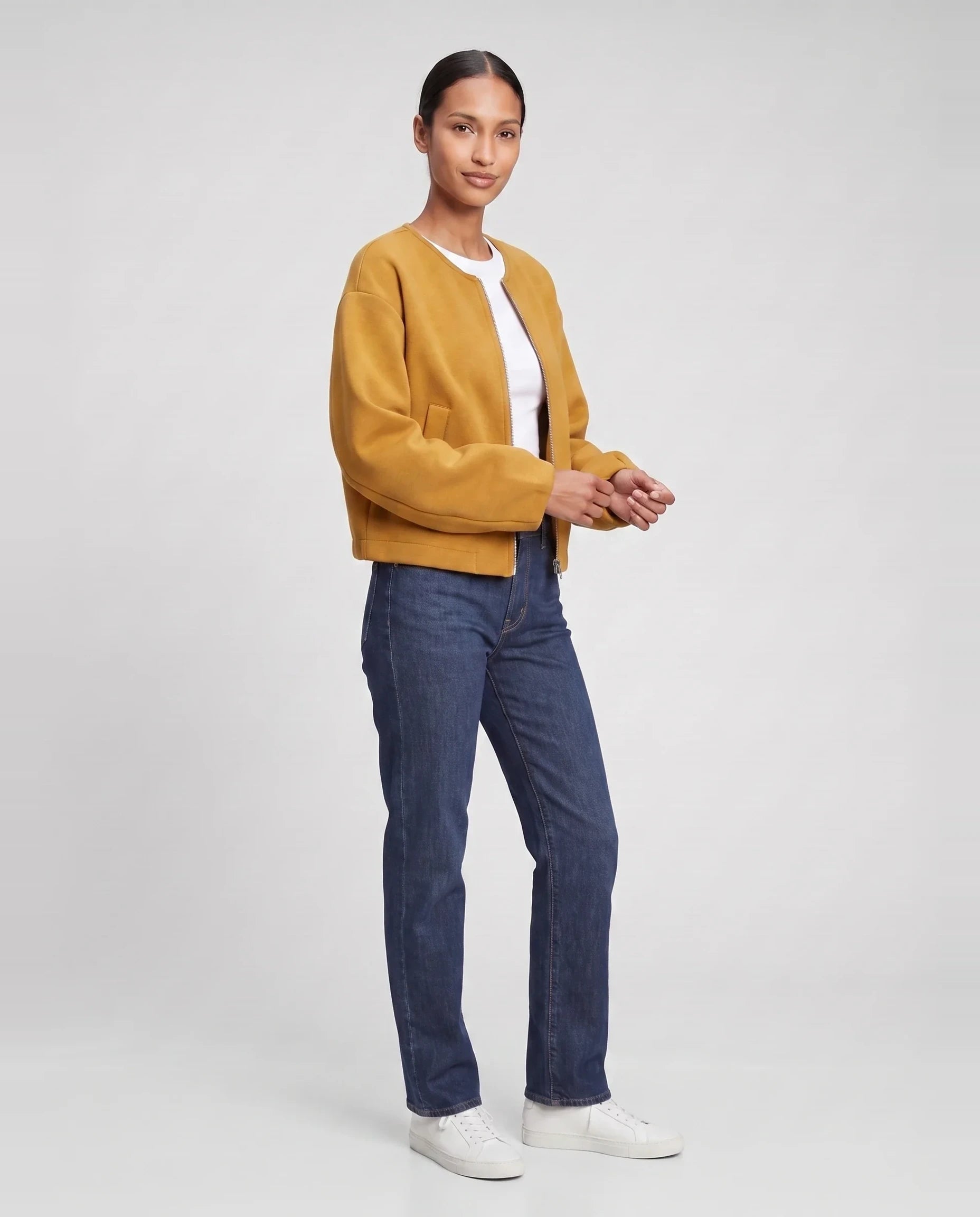 Veste zippée sans col en maille jaune moutarde Germaine, vue de trois quarts en studio