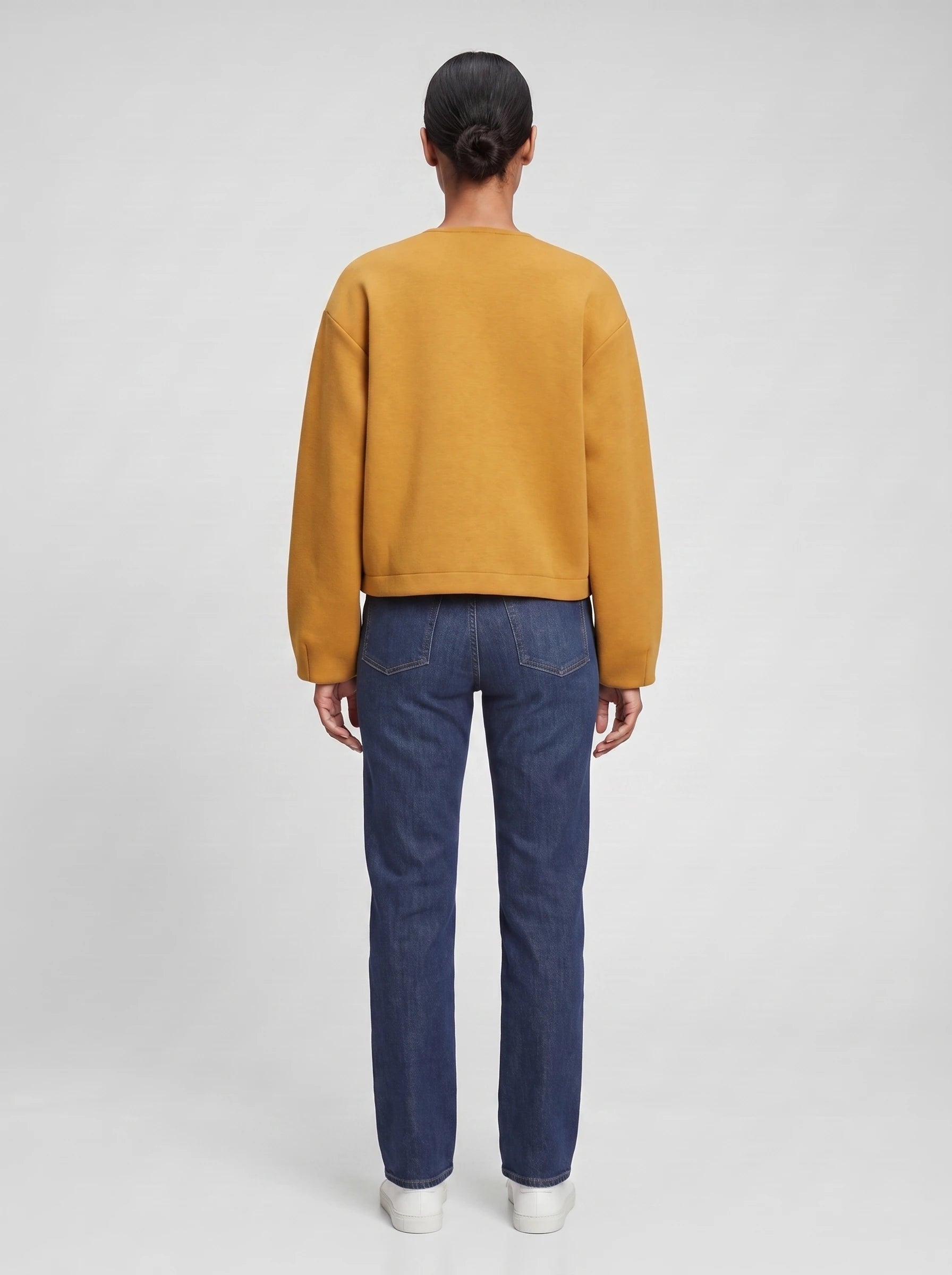 Veste zippée sans col en maille jaune moutarde Germaine, vue de dos en studio