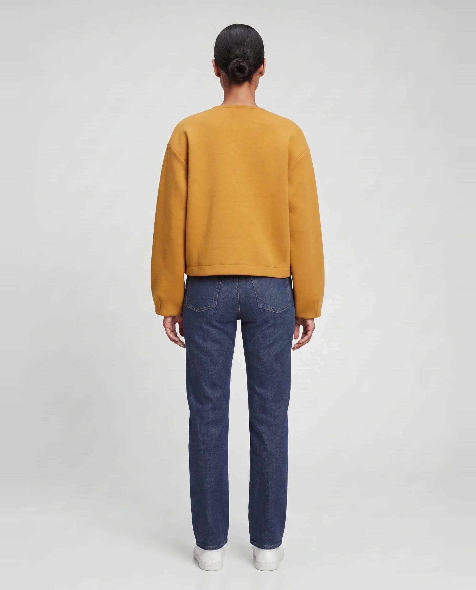 Veste zippée sans col en maille jaune moutarde Germaine, vue de dos en studio