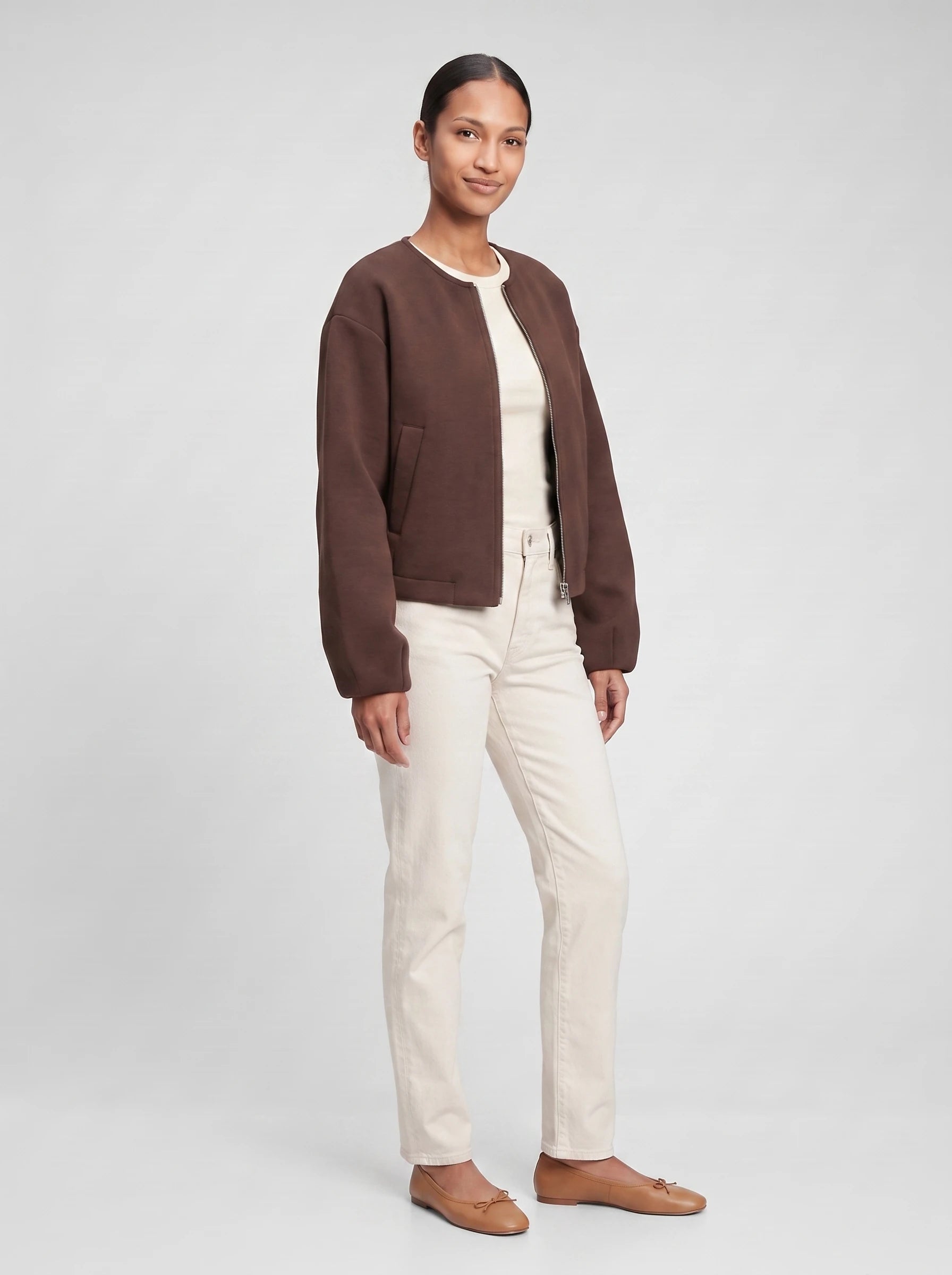 Veste zippée sans col en maille marron Germaine, vue de trois quarts en studio
