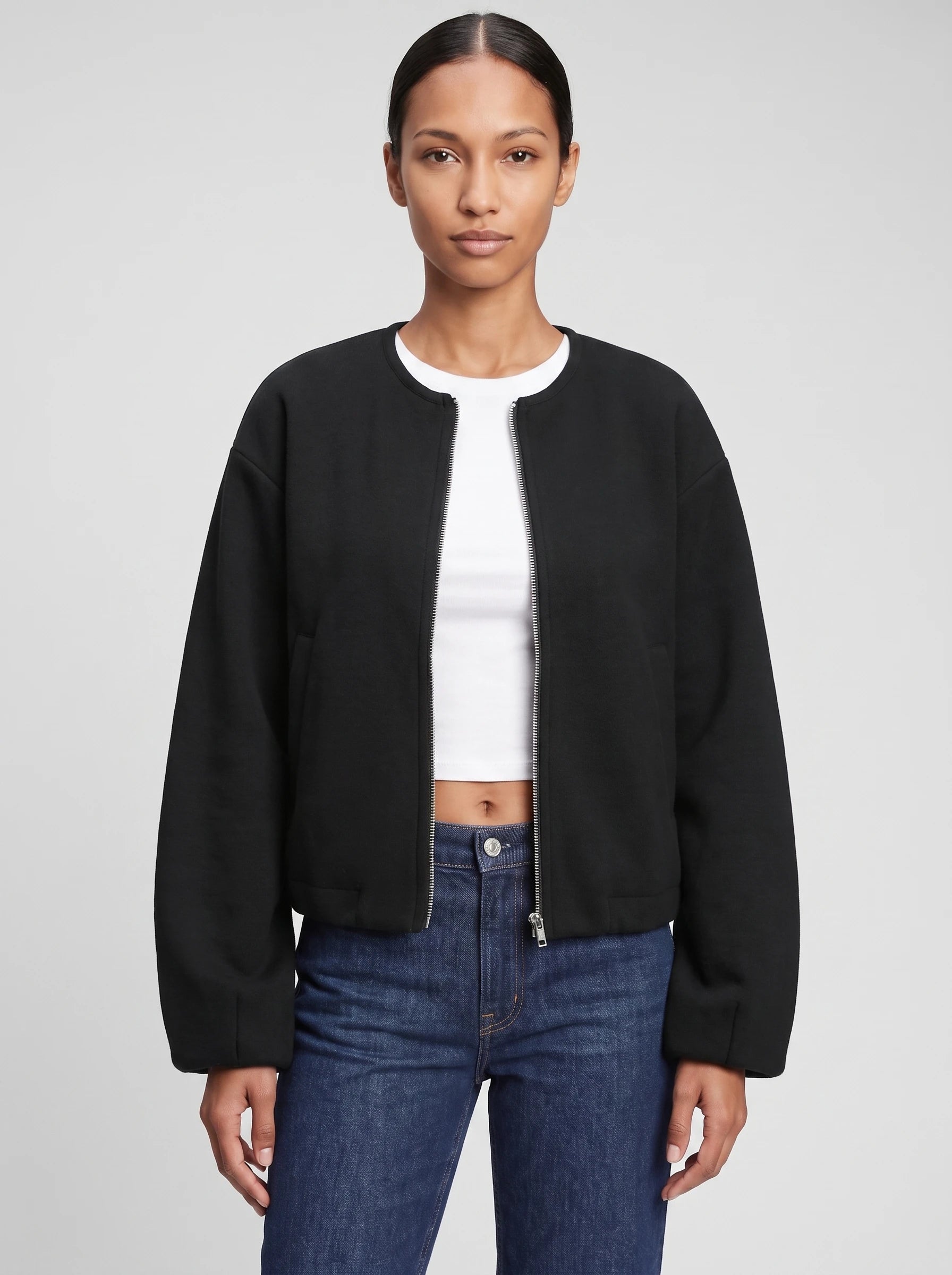 Veste zippée sans col en maille noire Germaine, plan rapproché en studio