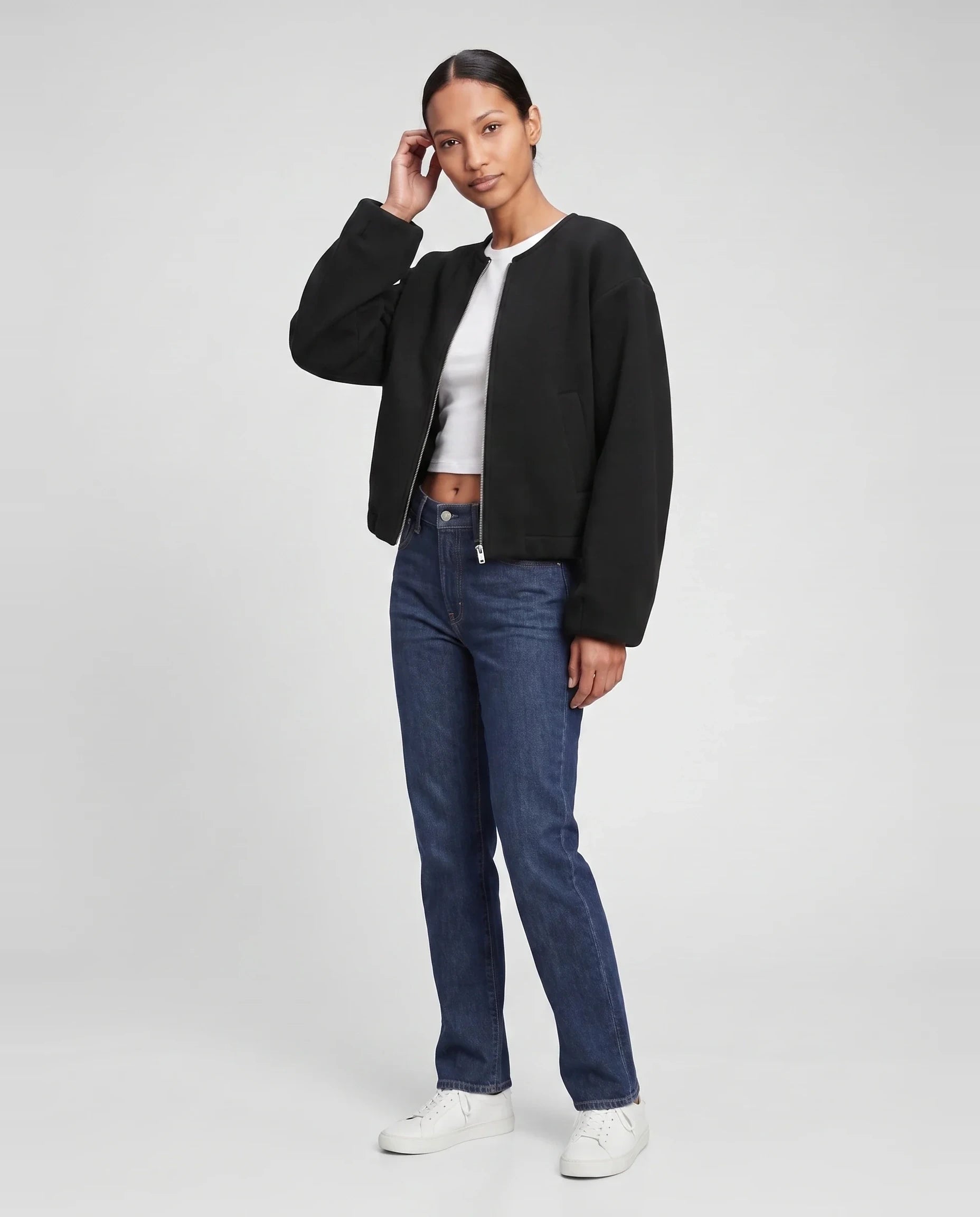 Veste zippée sans col en maille noire Germaine, vue de trois quarts en studio