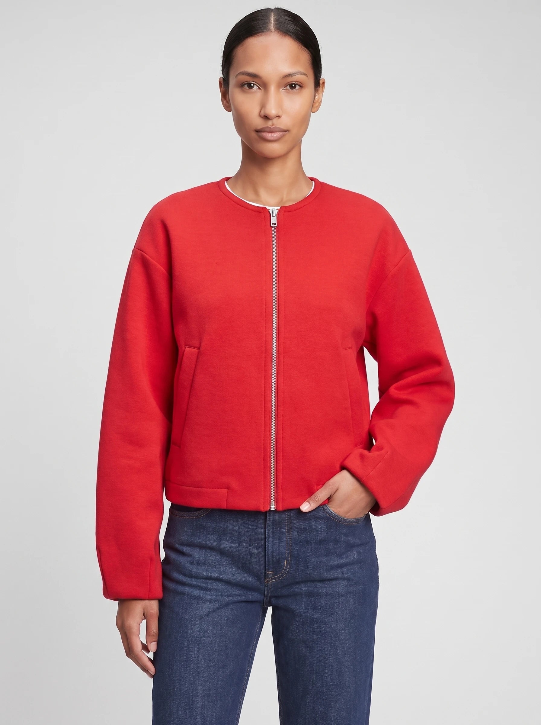 Veste zippée sans col en maille rouge Germaine, plan rapproché en studio