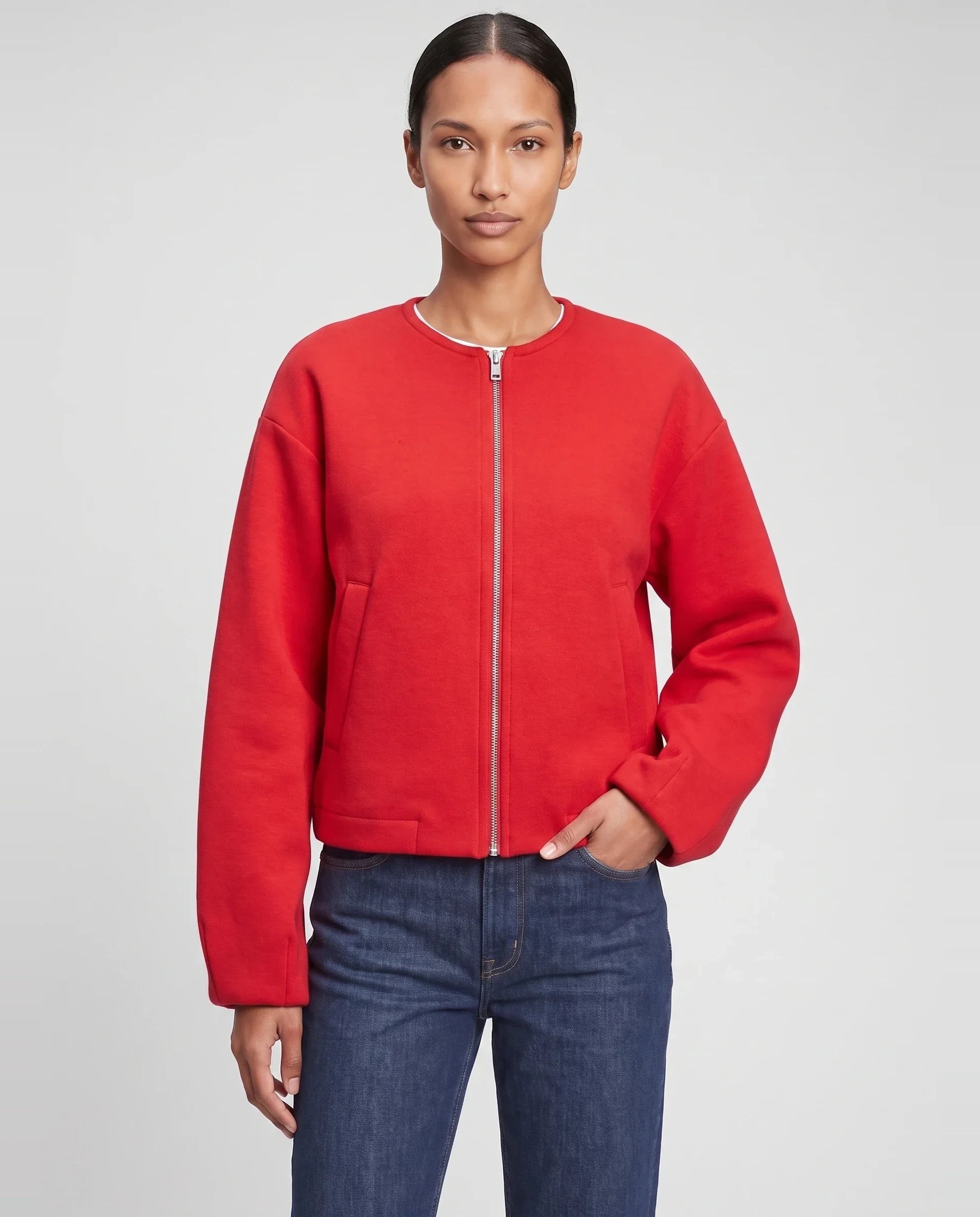 Veste zippée sans col en maille rouge Germaine, plan rapproché en studio