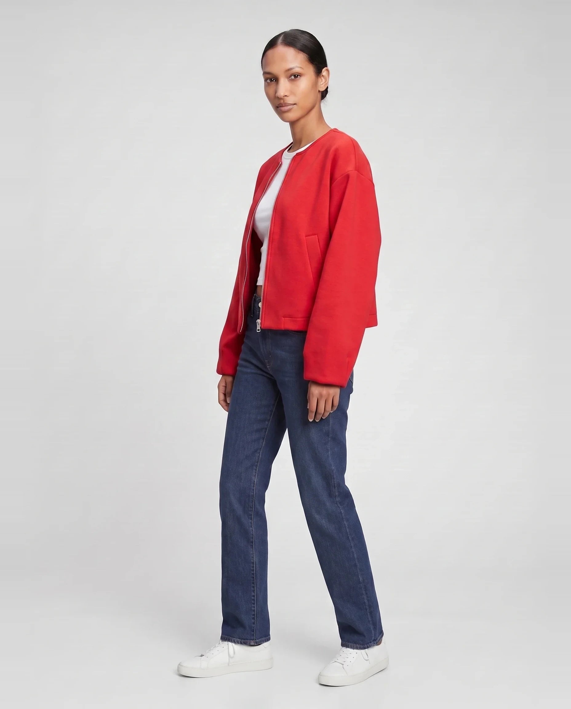 Veste zippée sans col en maille rouge Germaine, vue de trois quarts en studio