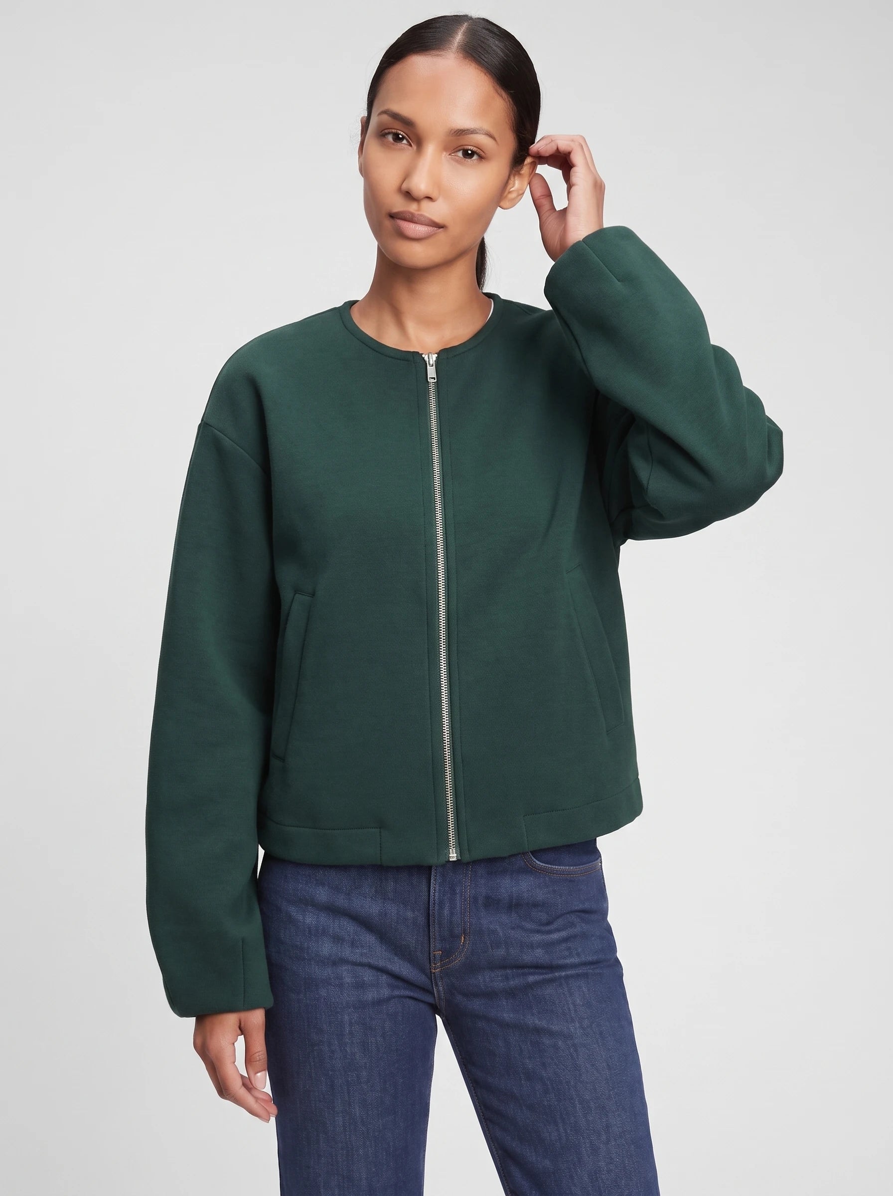 Veste zippée sans col en maille vert bouteille Germaine, plan rapproché en studio
