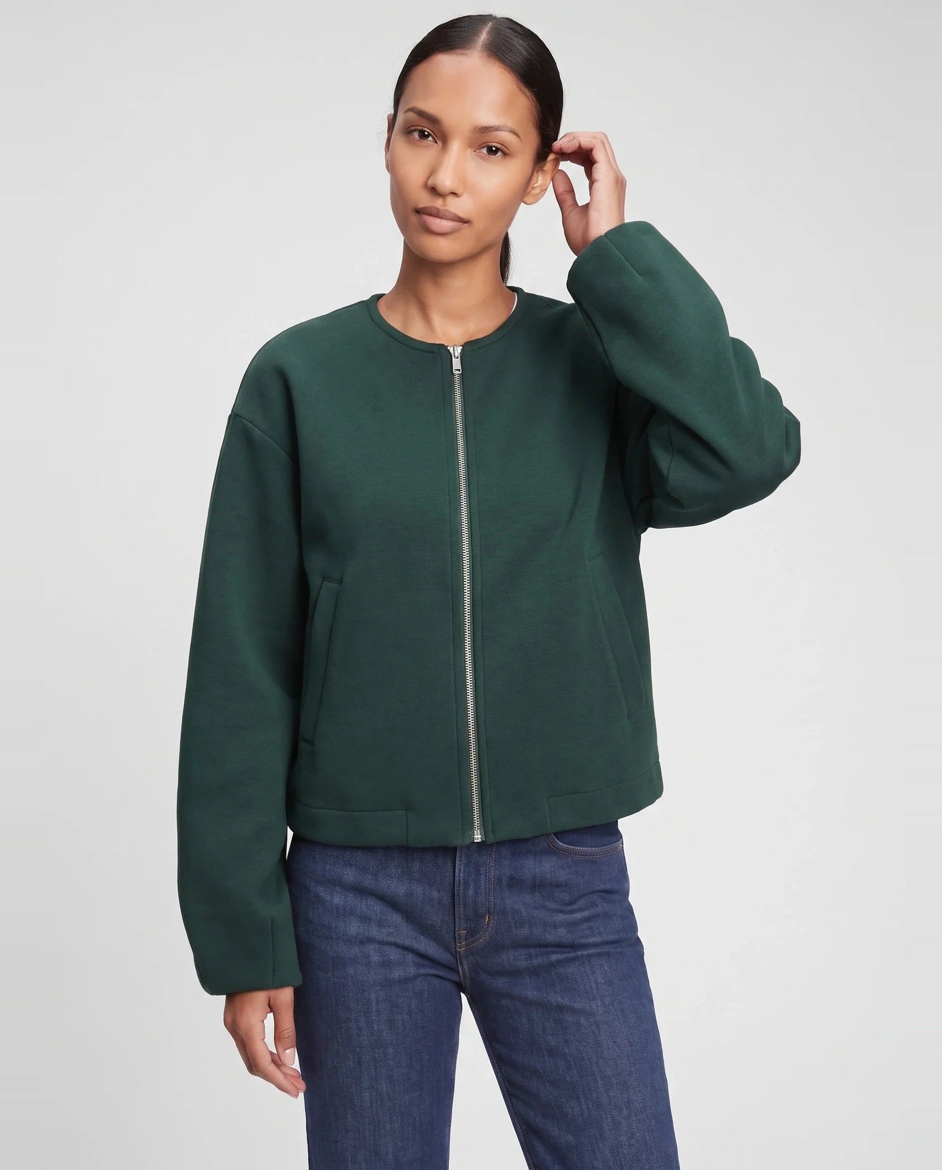 Veste zippée sans col en maille vert bouteille Germaine, plan rapproché en studio
