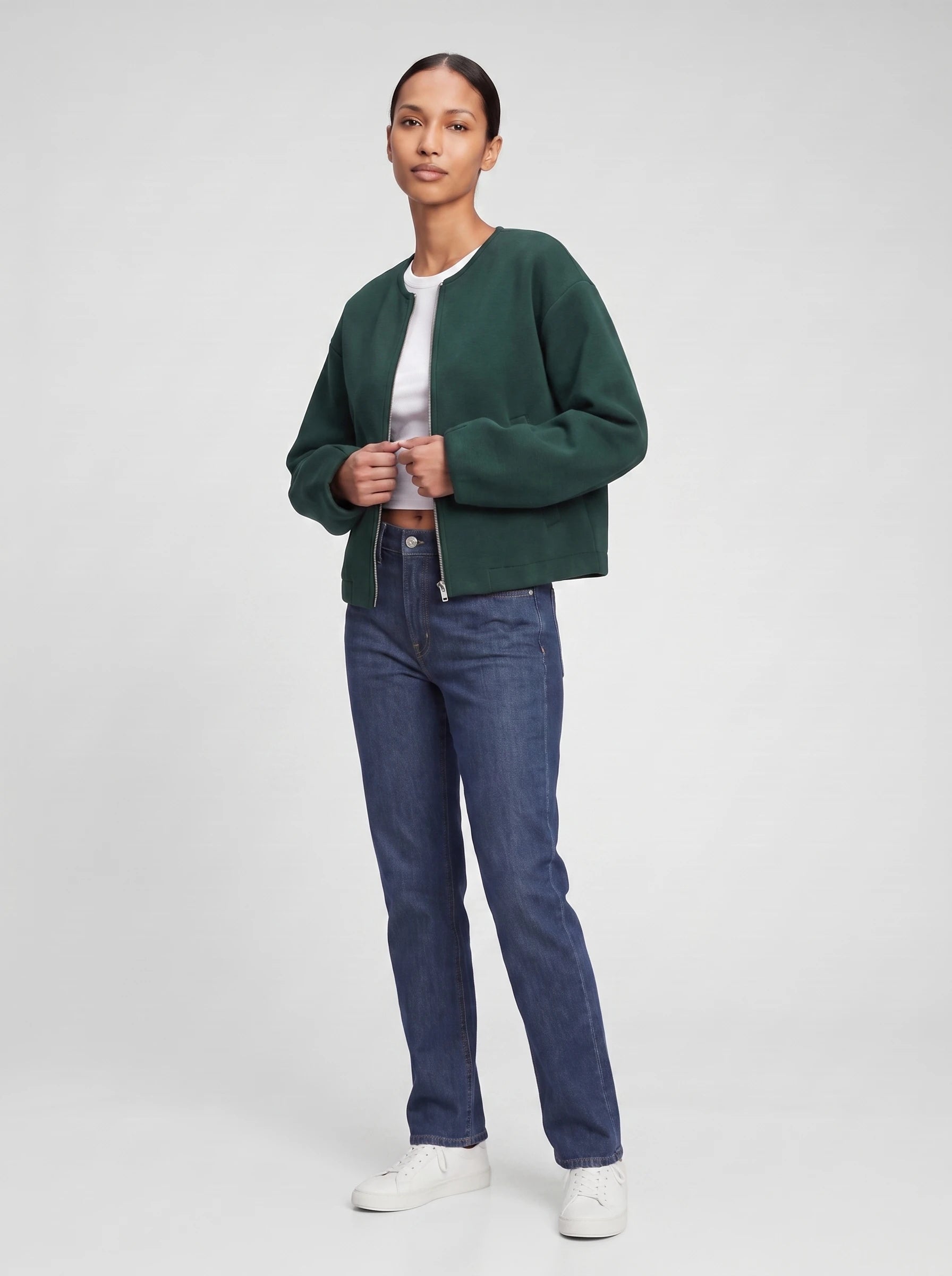 Veste zippée sans col en maille vert bouteille Germaine, vue de trois quarts en studio