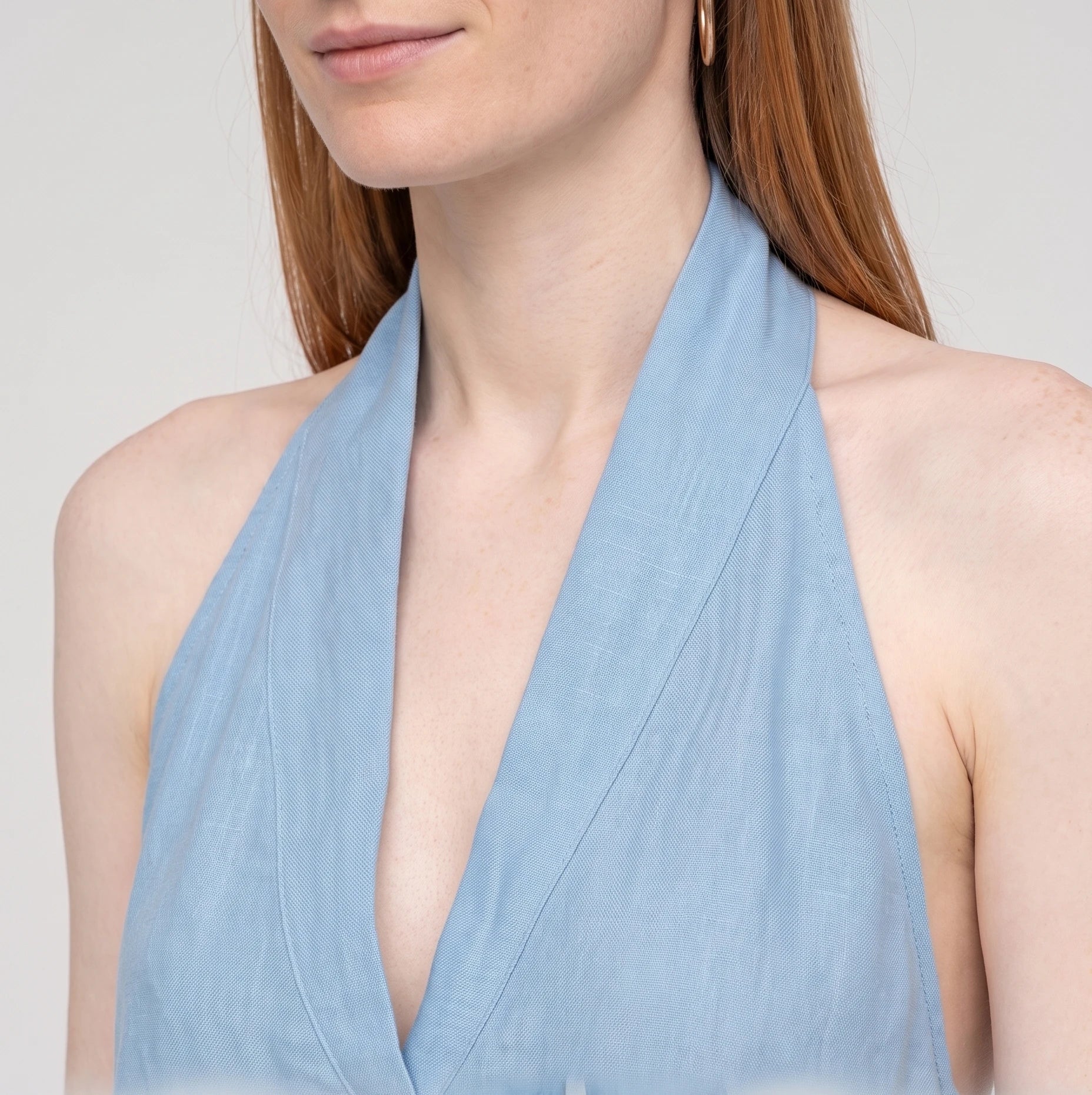 Ensemble top dos nu col V et pantalon large Ysaline — Bleu Ciel — détail col V et texture coton-lin