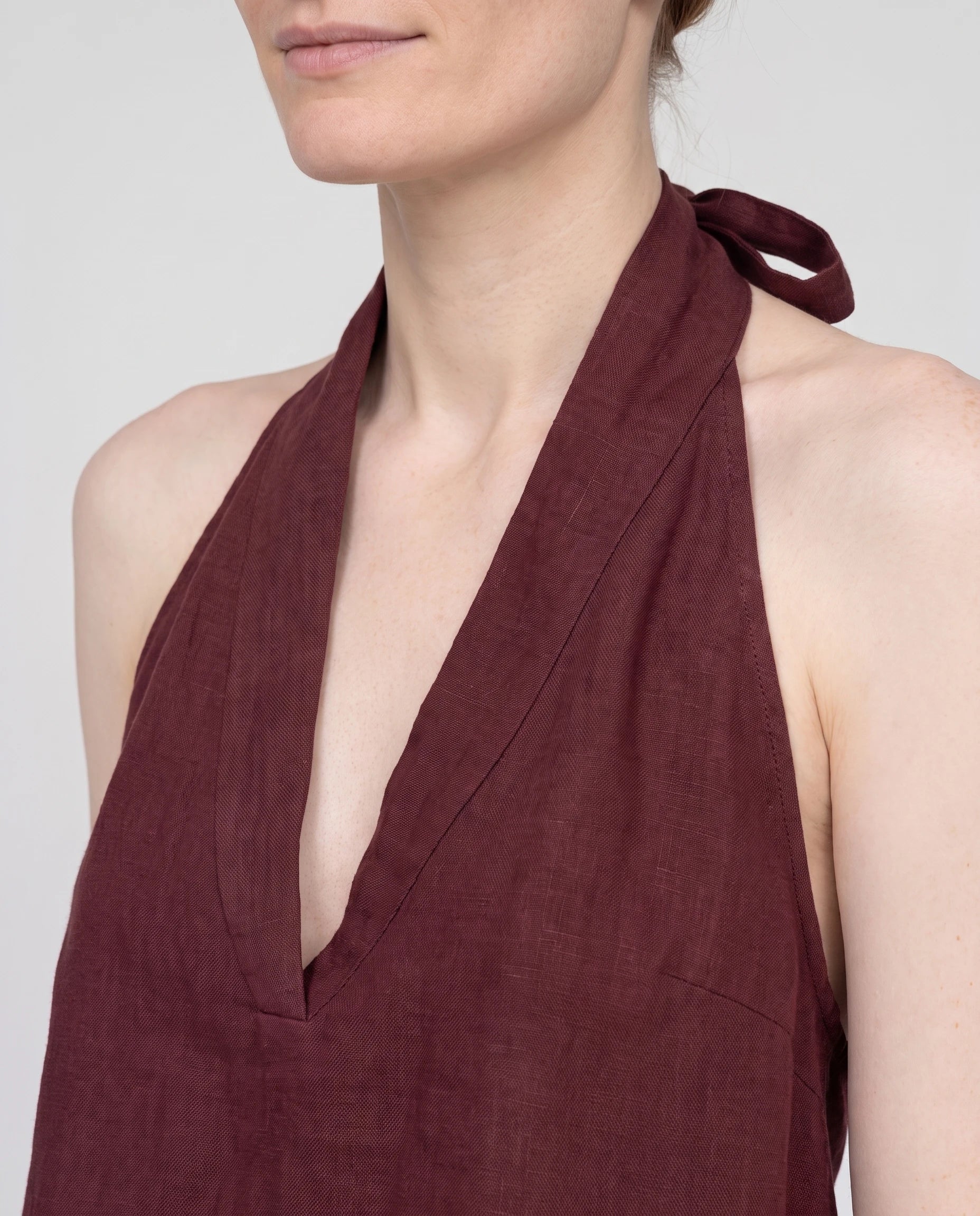 Ensemble top dos nu col V et pantalon large Ysaline — Bordeaux — détail col V et texture coton-lin