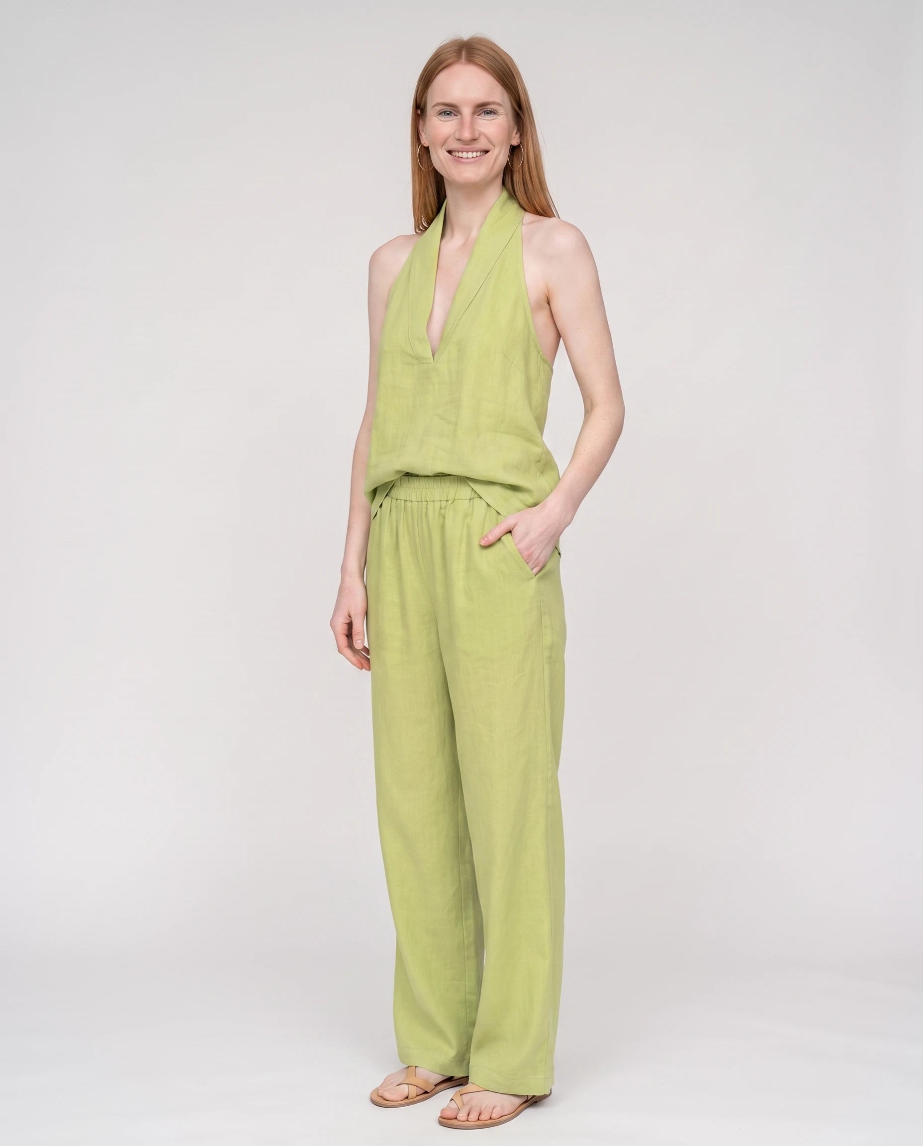 Ensemble top dos nu col V et pantalon large Ysaline — Vert Anis — vue studio pose