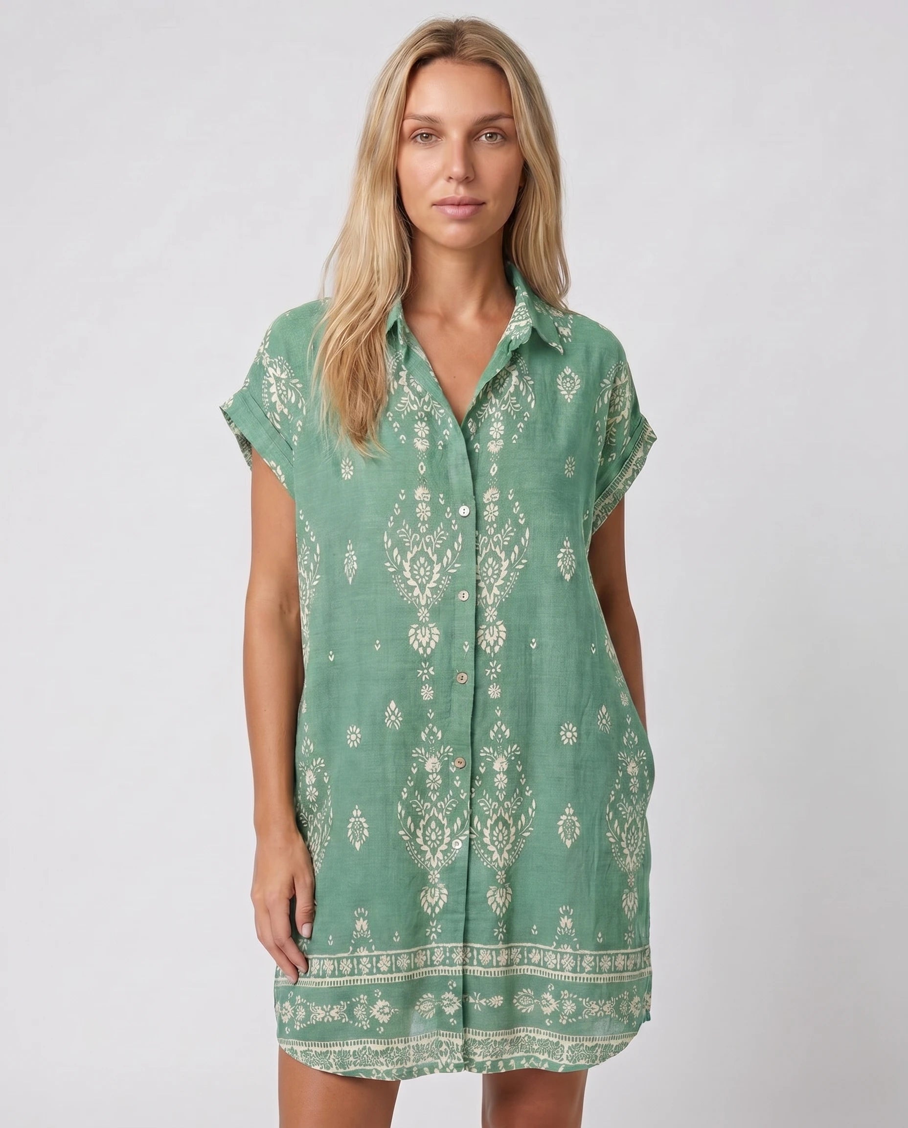 Robe chemise courte imprime boheme vert sauge studio face