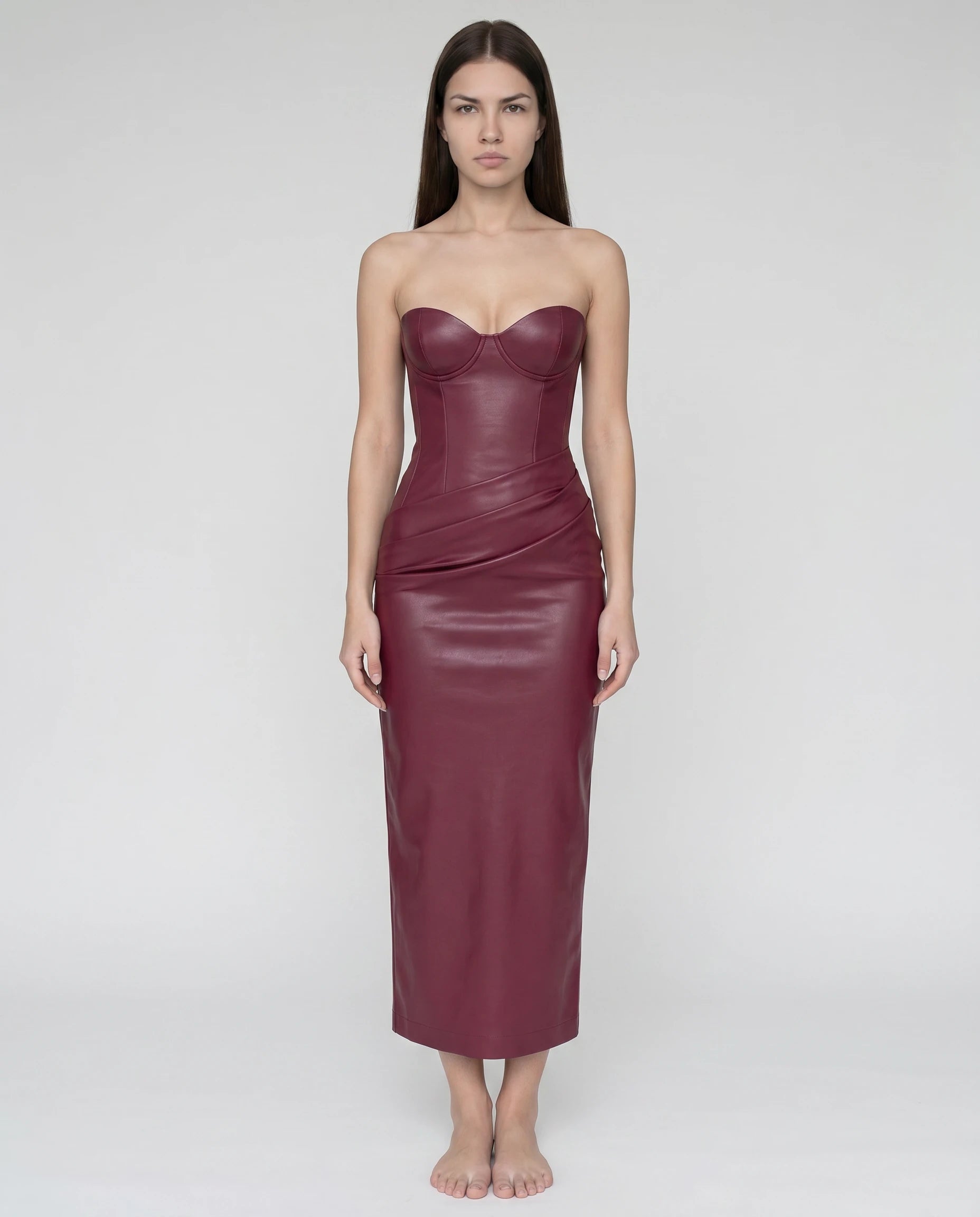 Robe midi bustier en simili cuir bordeaux, vue de face