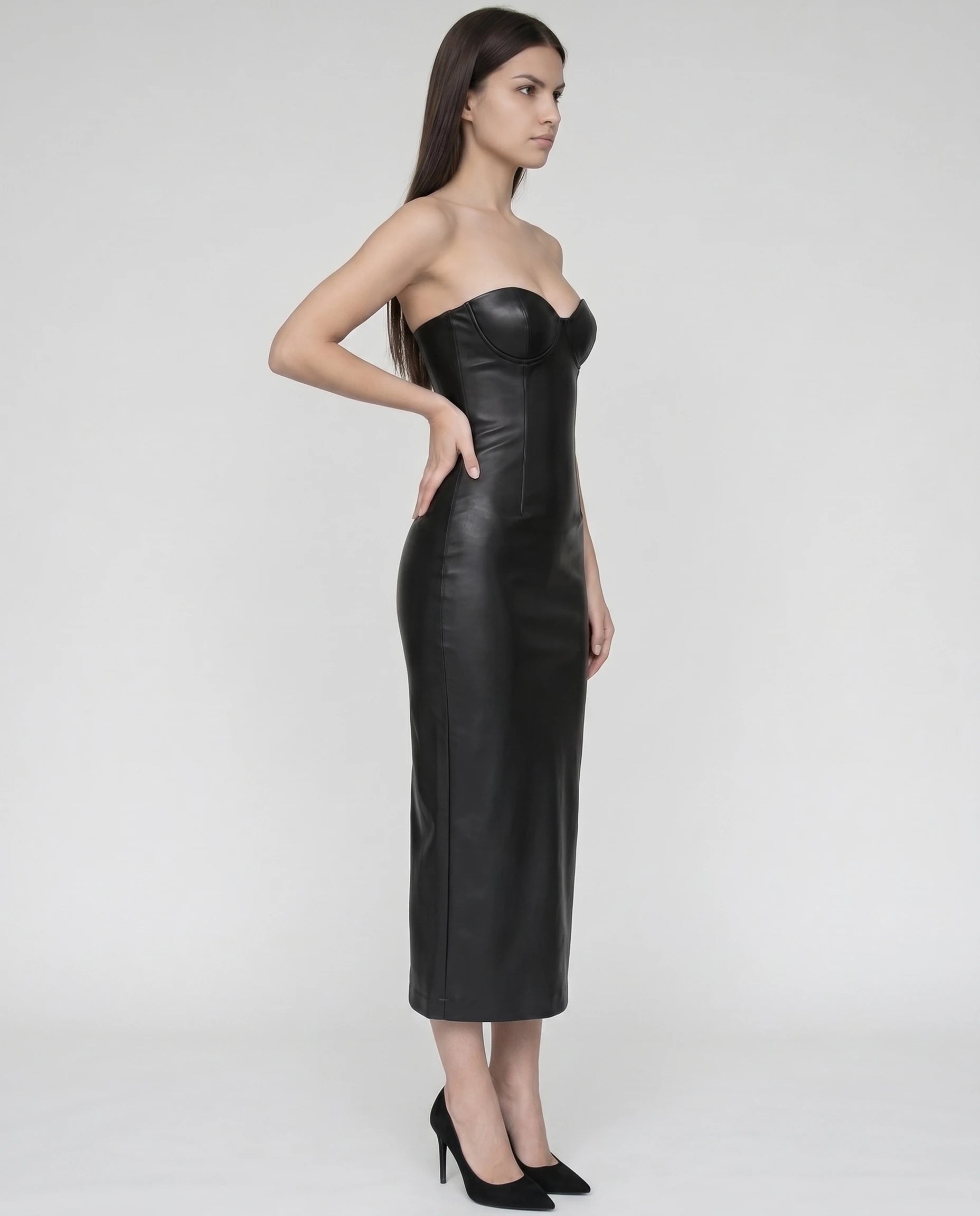 Robe simili cuir noire, vue de profil