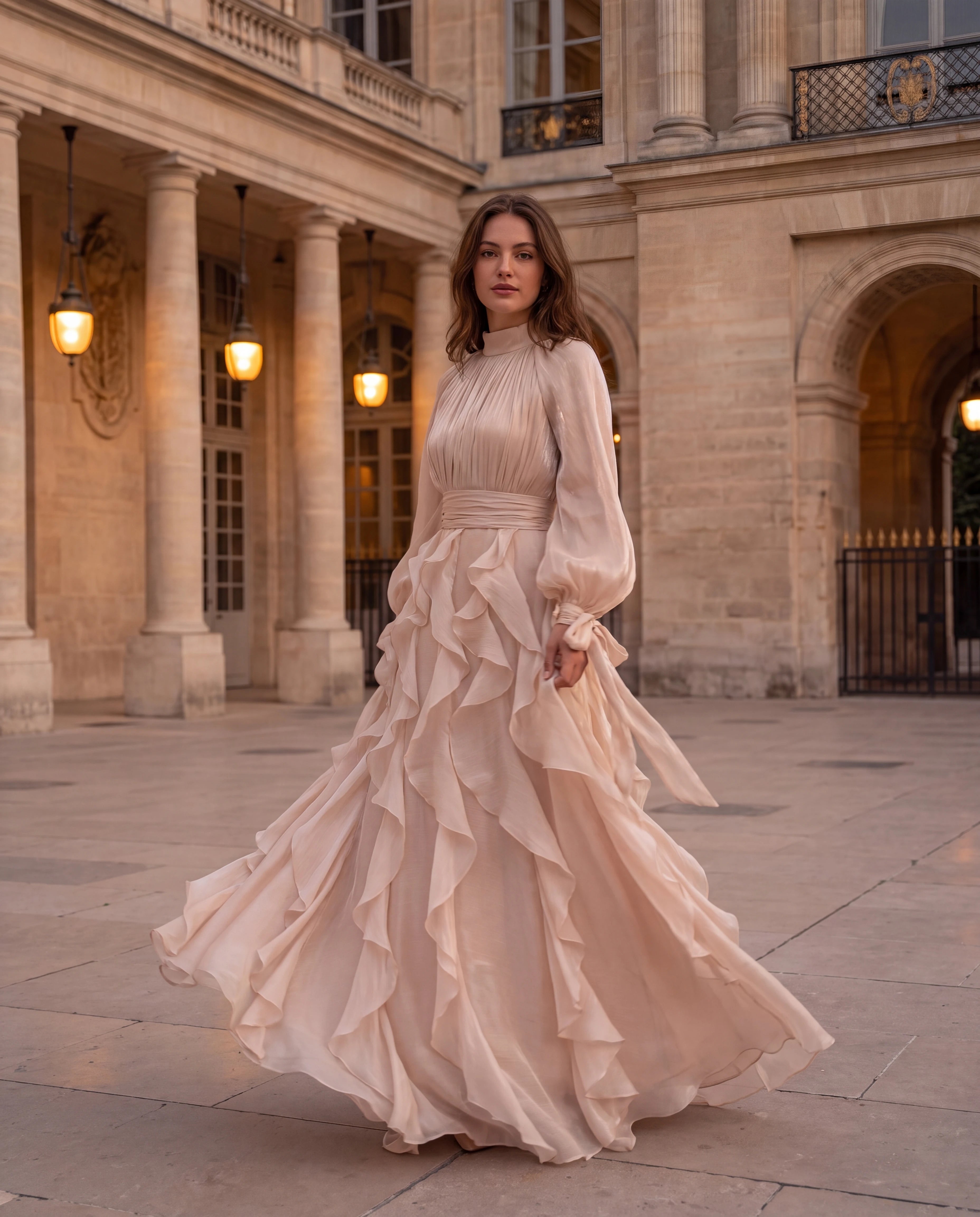 Robe de soirée longue à volants Séraphine Zolena dans une cour parisienne au crépuscule