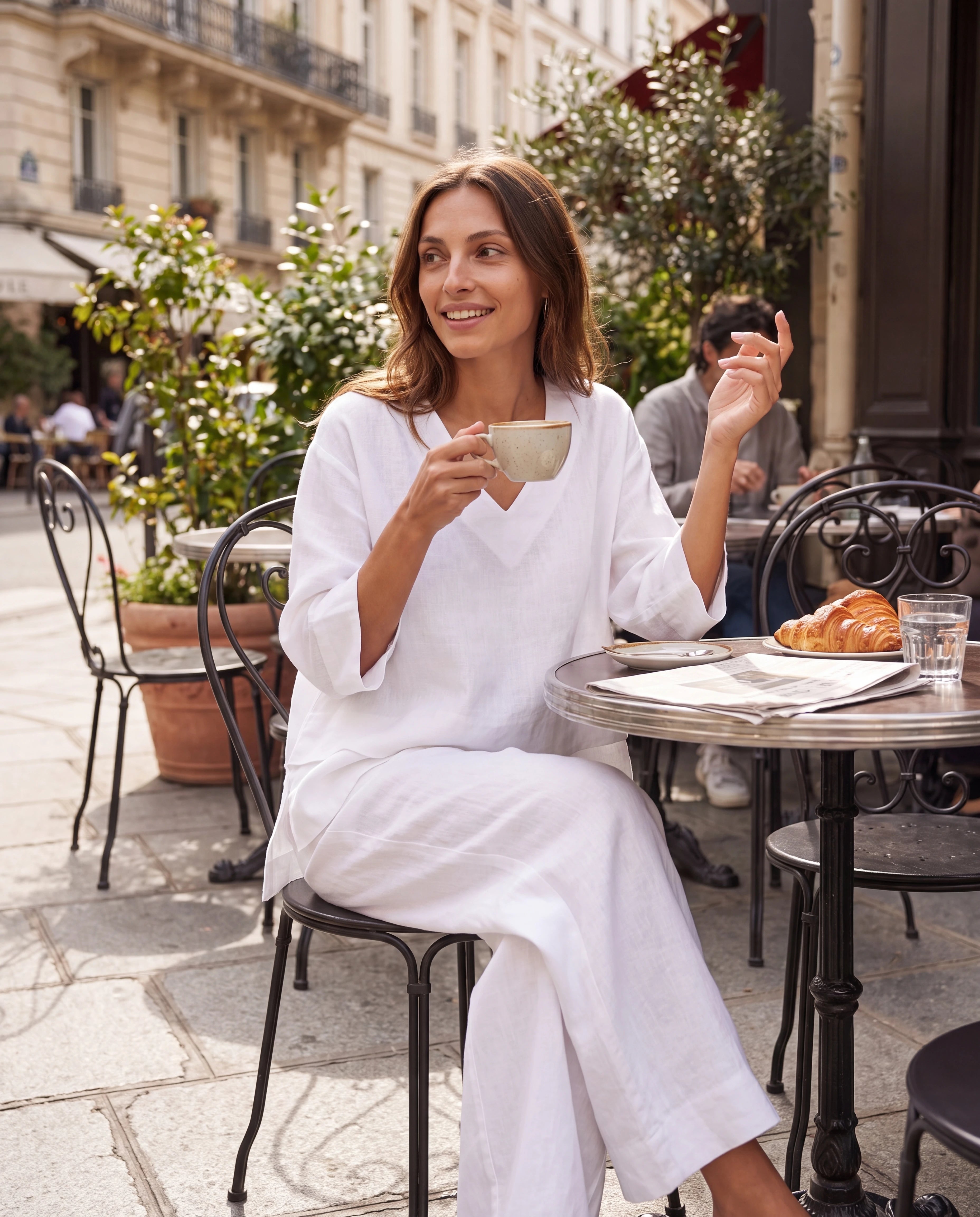 Ensemble femme Zolena — ensemble blanc en terrasse de café