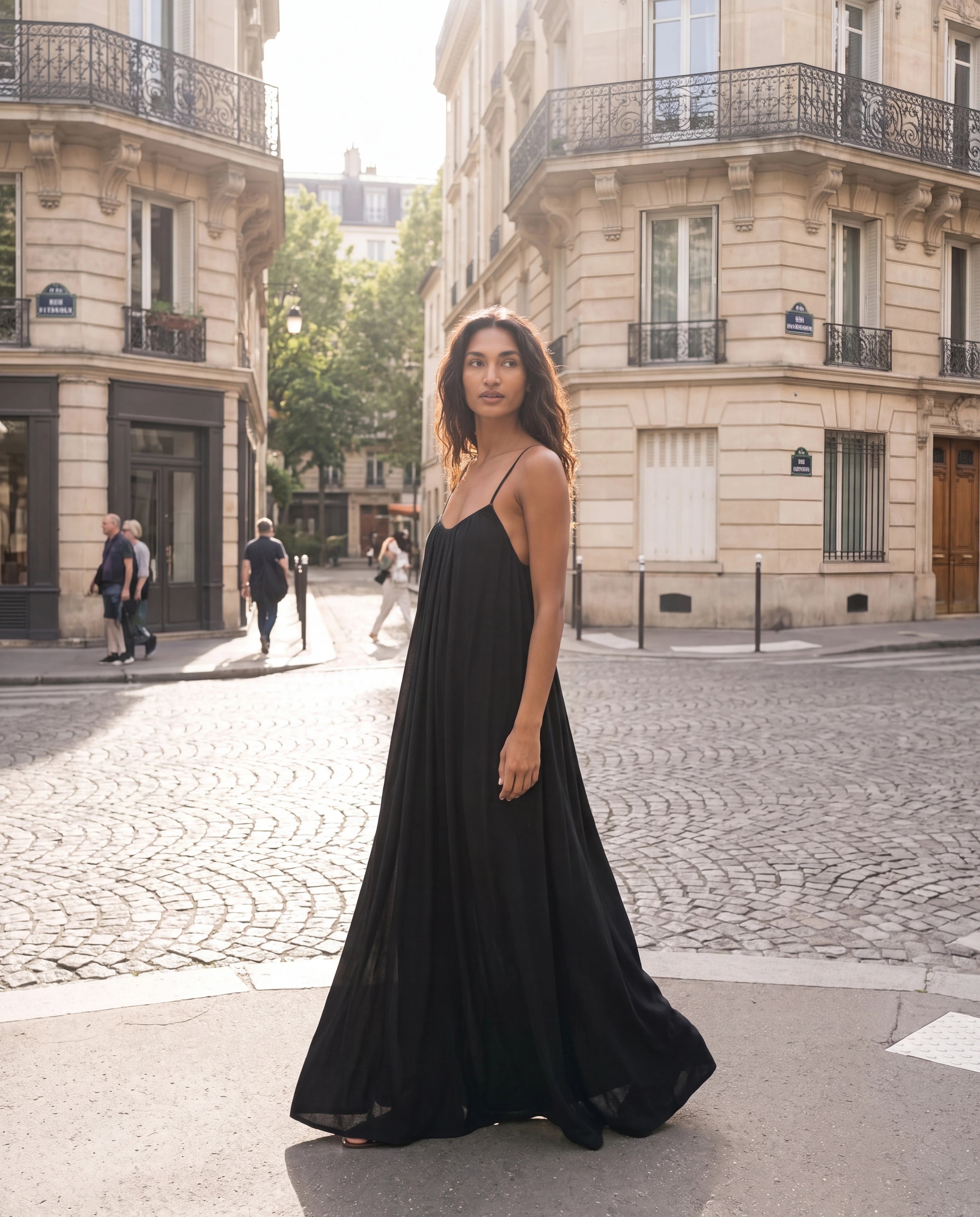 Robe femme Zolena — robe longue noire dans une rue parisienne