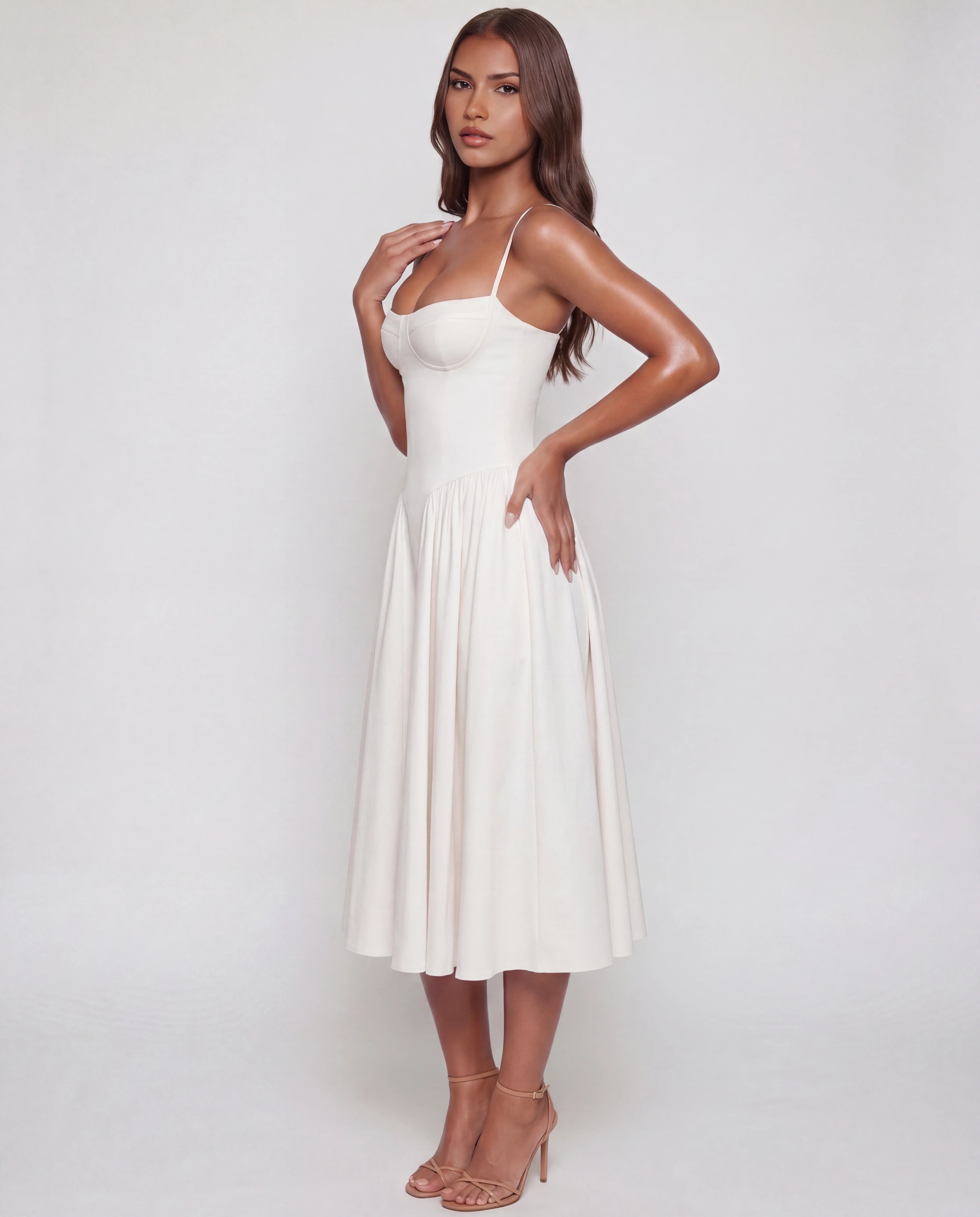 Robe midi col cœur blanche Adèle vue de trois quarts en studio