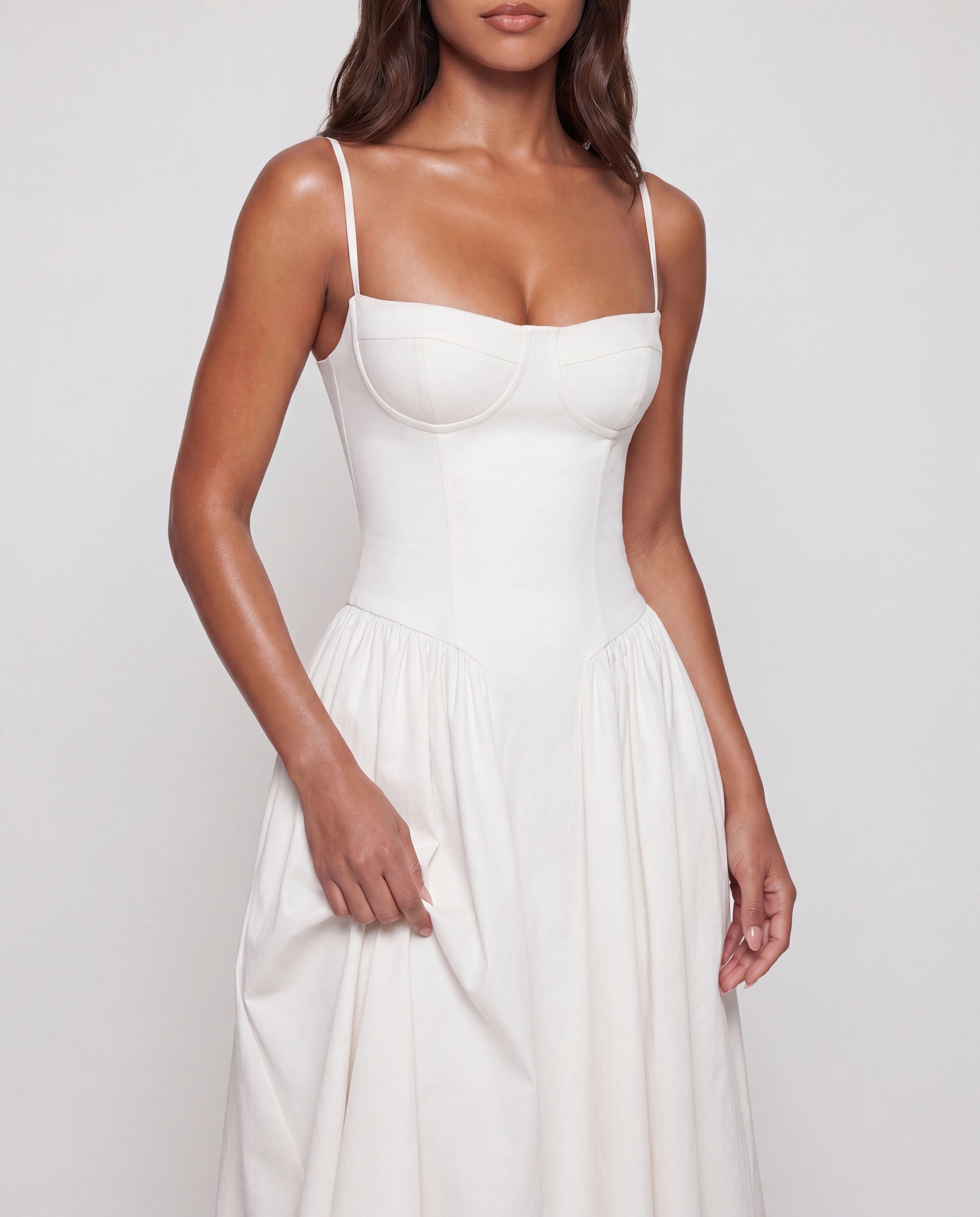Détail du bustier col cœur baleiné de la robe blanche Adèle