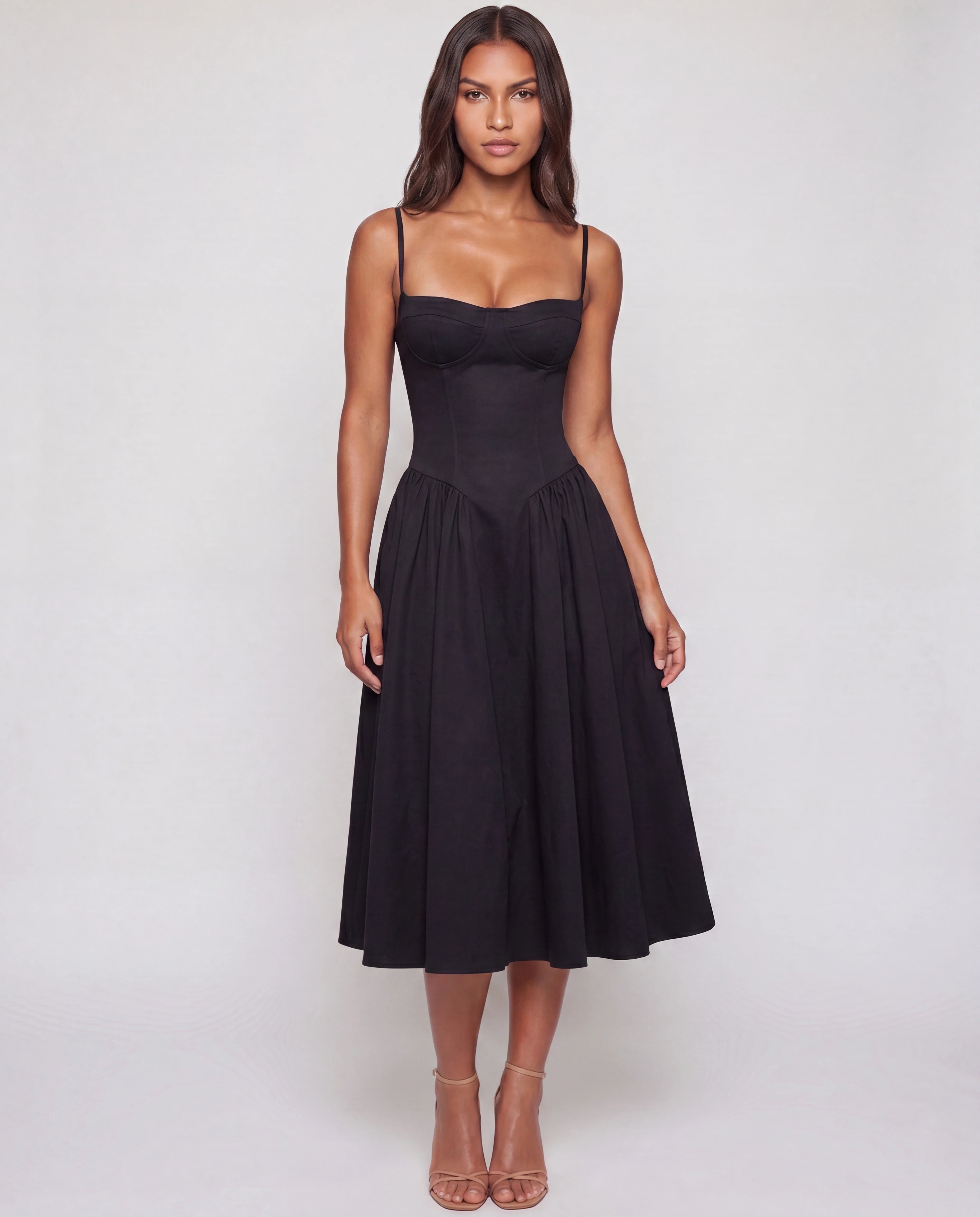 Robe midi col cœur à poches noire Adèle portée de face en studio