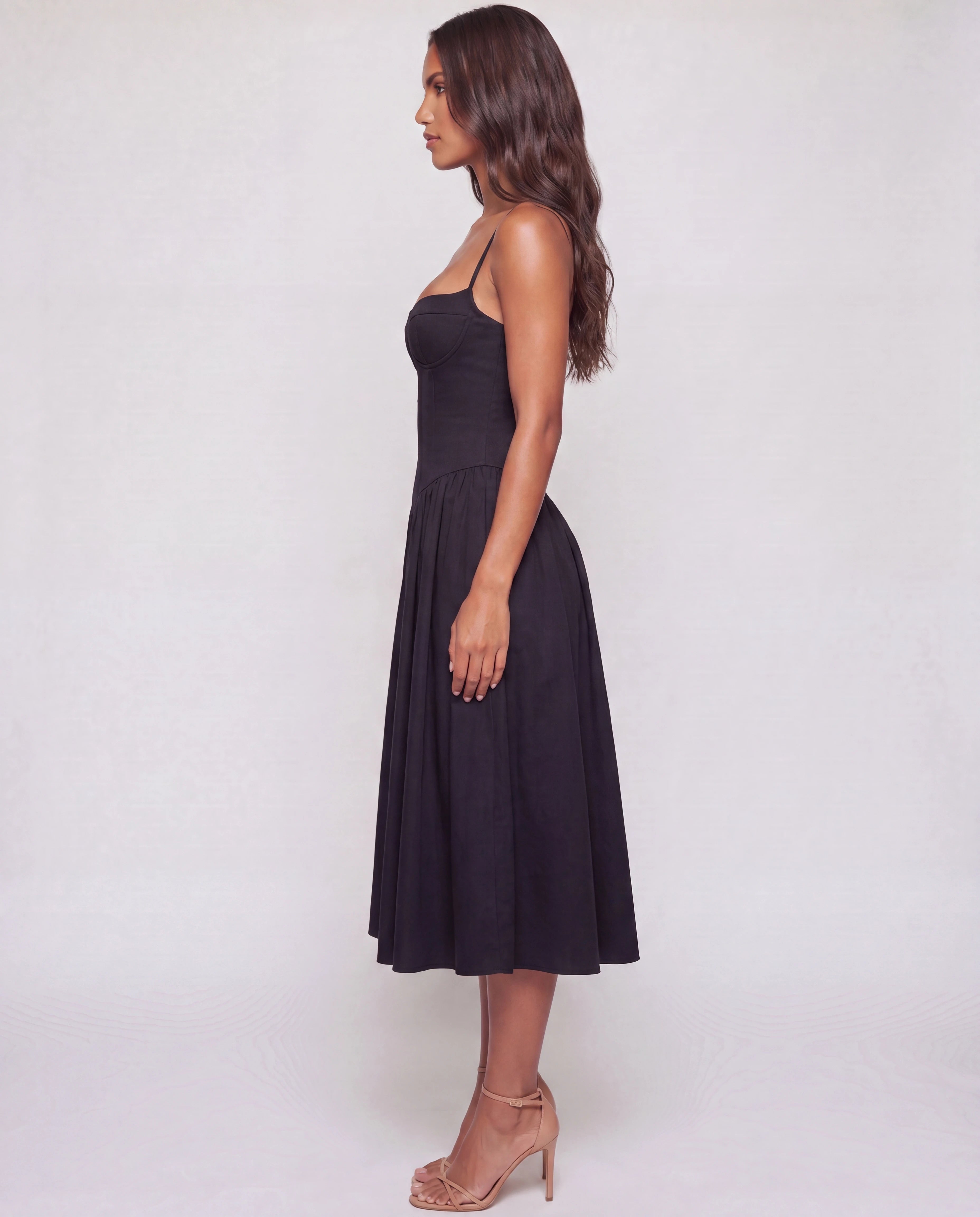Robe midi col cœur noire Adèle vue de profil en studio