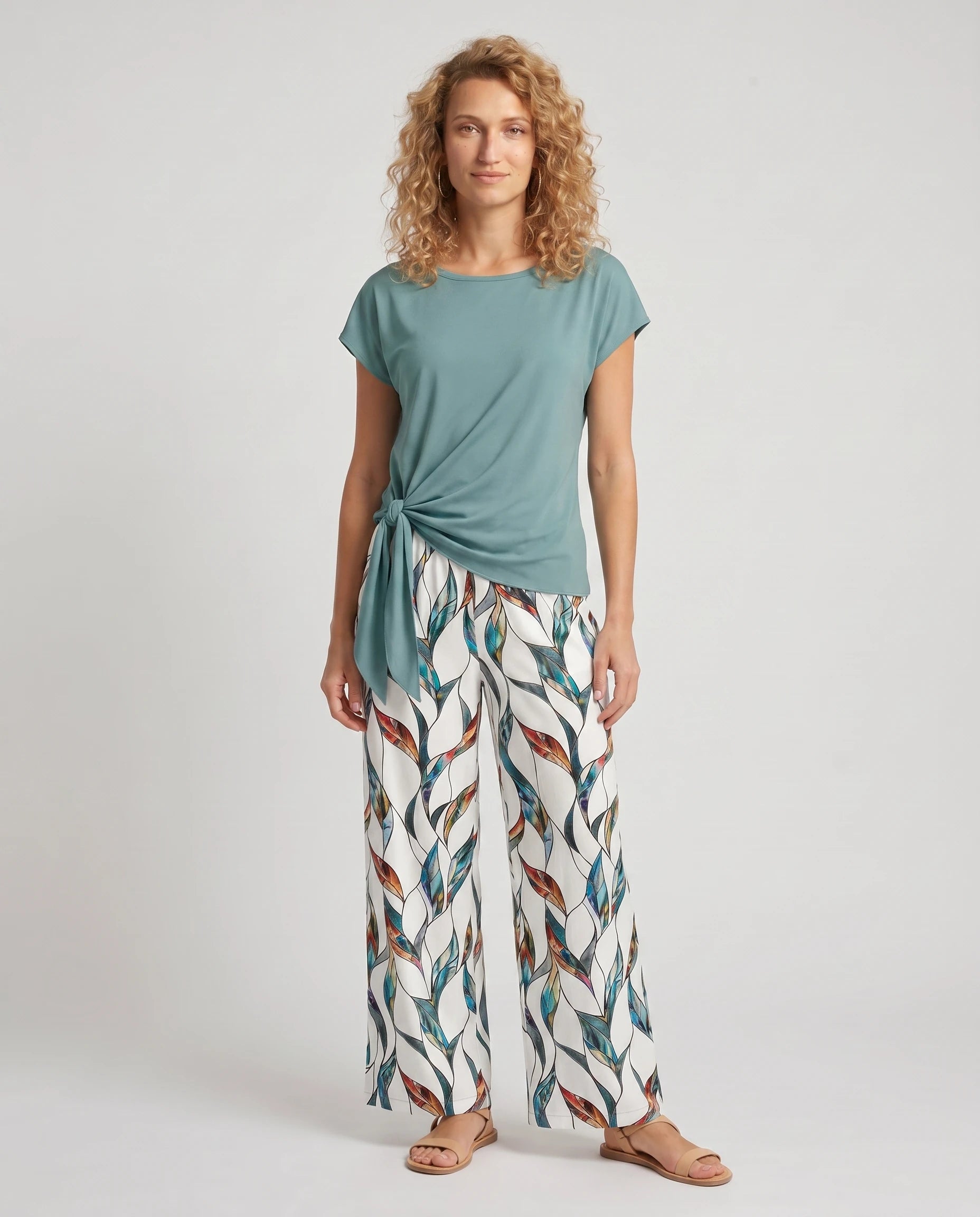 Ensemble top à nœud latéral et pantalon large Angéline — Céladon — vue studio pose