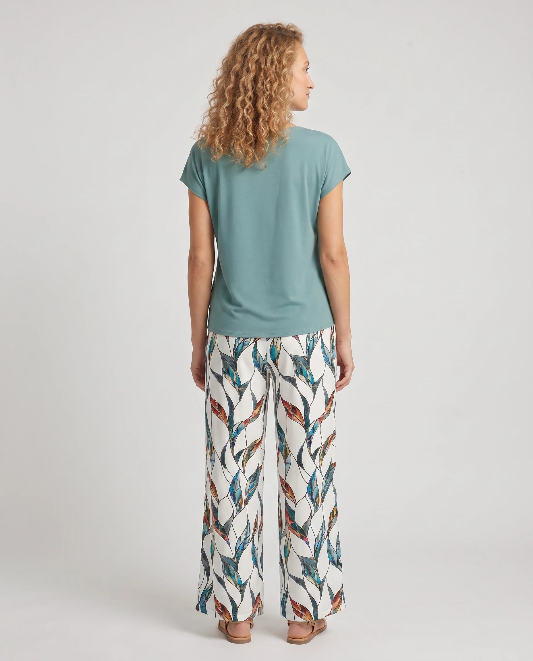Ensemble top à nœud latéral et pantalon large Angéline — Céladon — vue dos studio