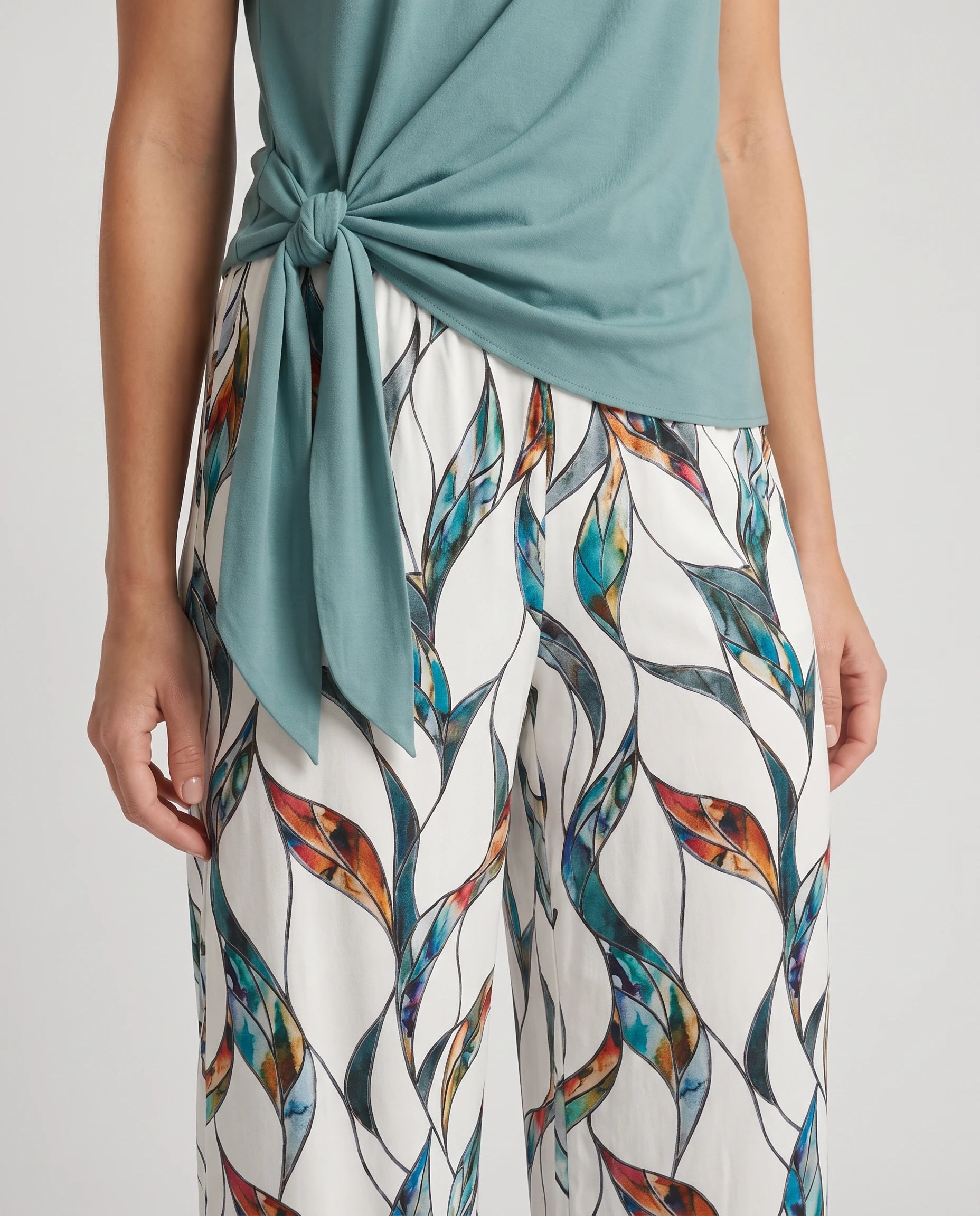 Ensemble top à nœud latéral et pantalon large Angéline — Céladon — détail nœud latéral et drapé
