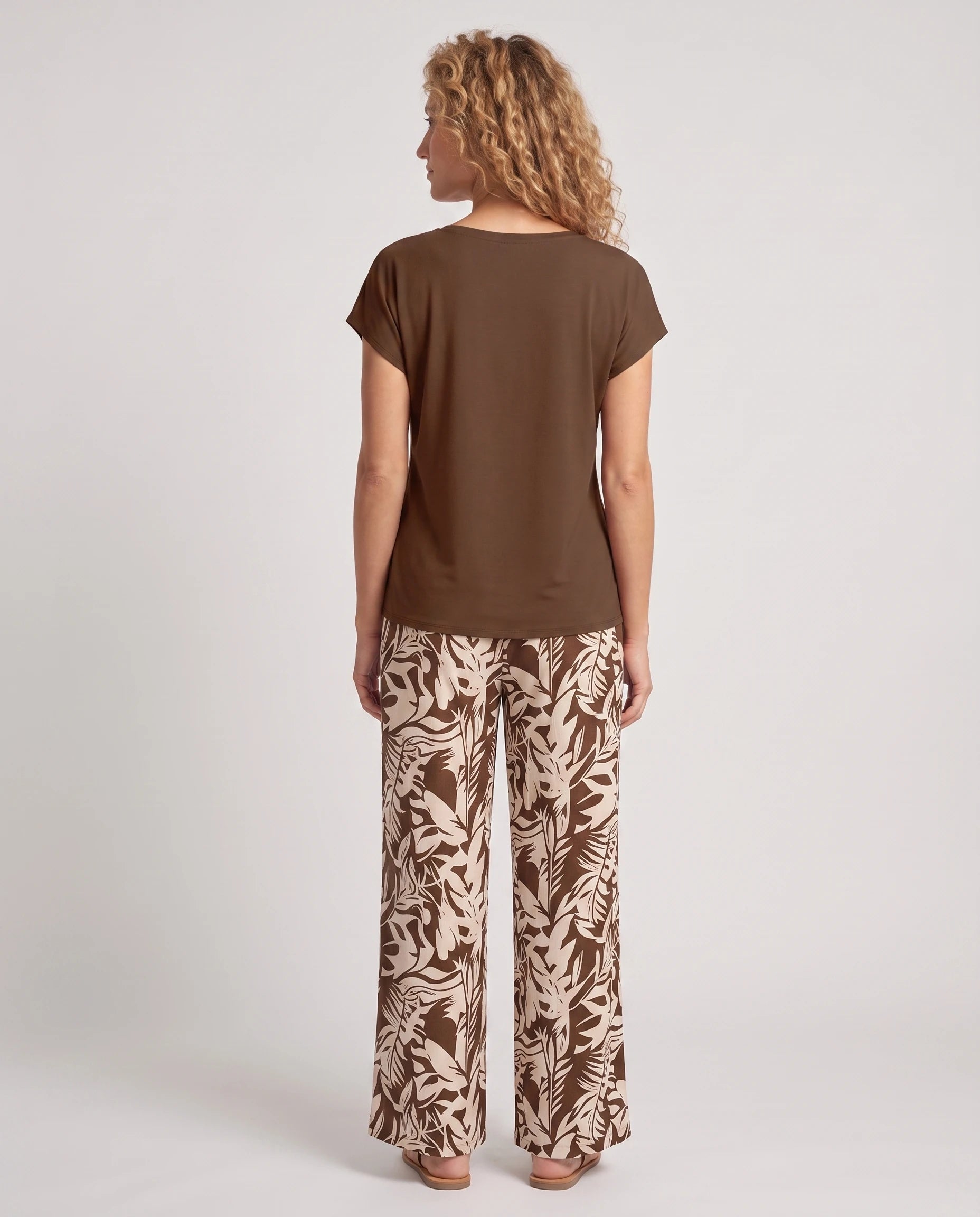 Ensemble top à nœud latéral et pantalon large Angéline — Chocolat — vue dos studio