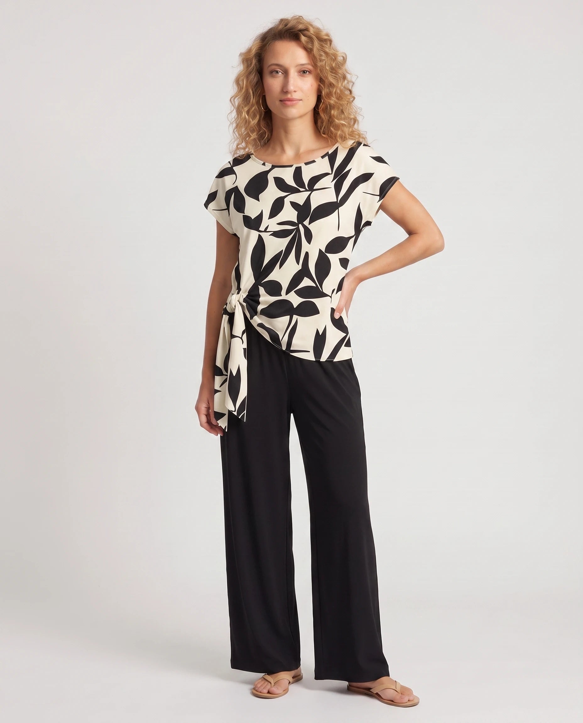 Ensemble top à nœud latéral et pantalon large Angéline — Noir — vue studio pose