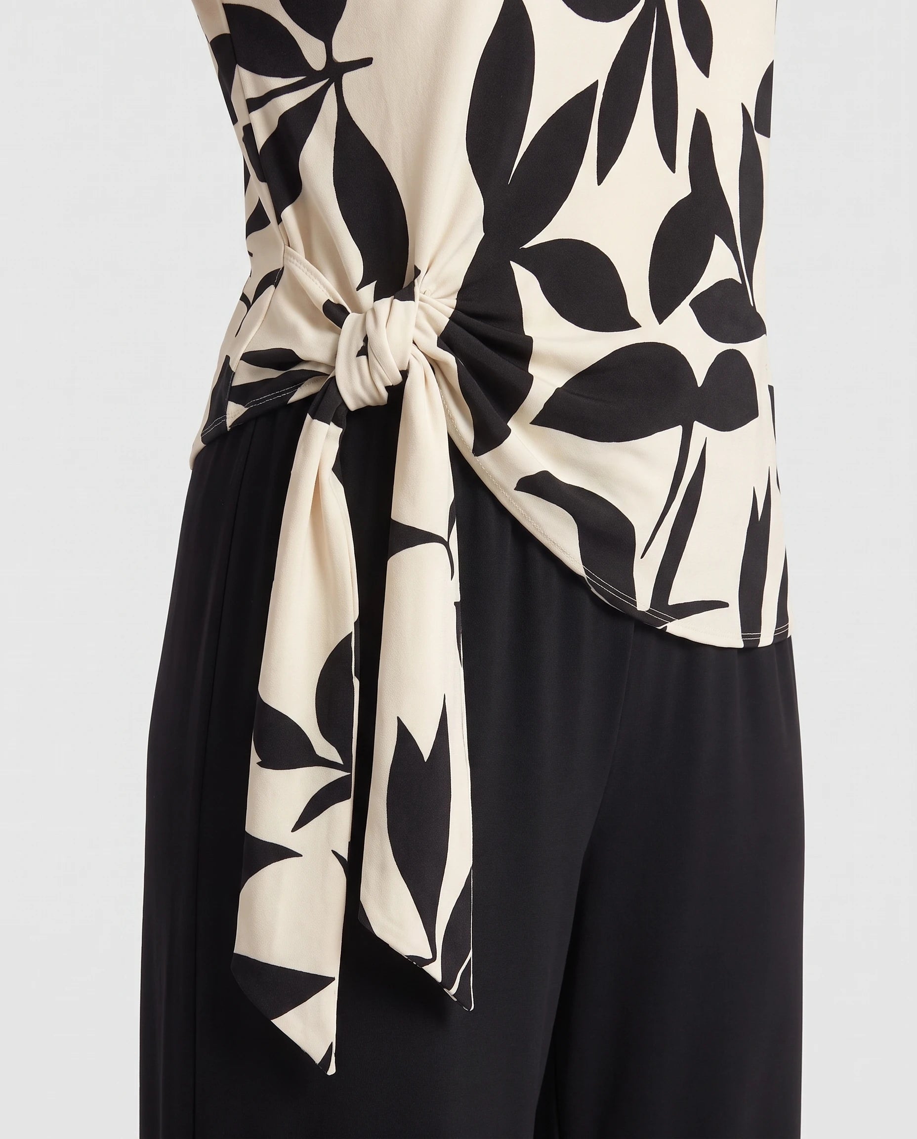 Ensemble top à nœud latéral et pantalon large Angéline — Noir — détail nœud latéral et drapé