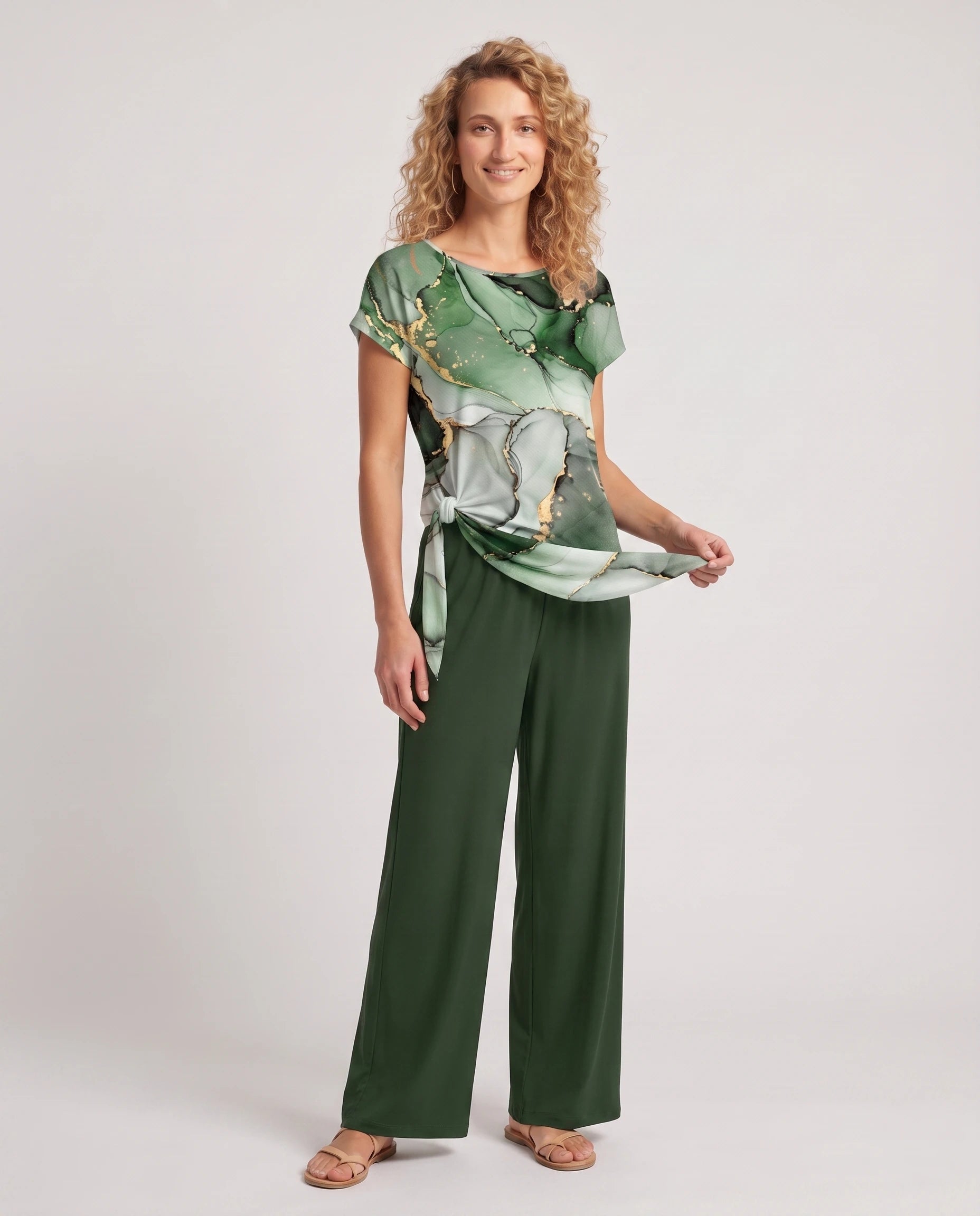 Ensemble top à nœud latéral et pantalon large Angéline — Vert Forêt — vue studio pose