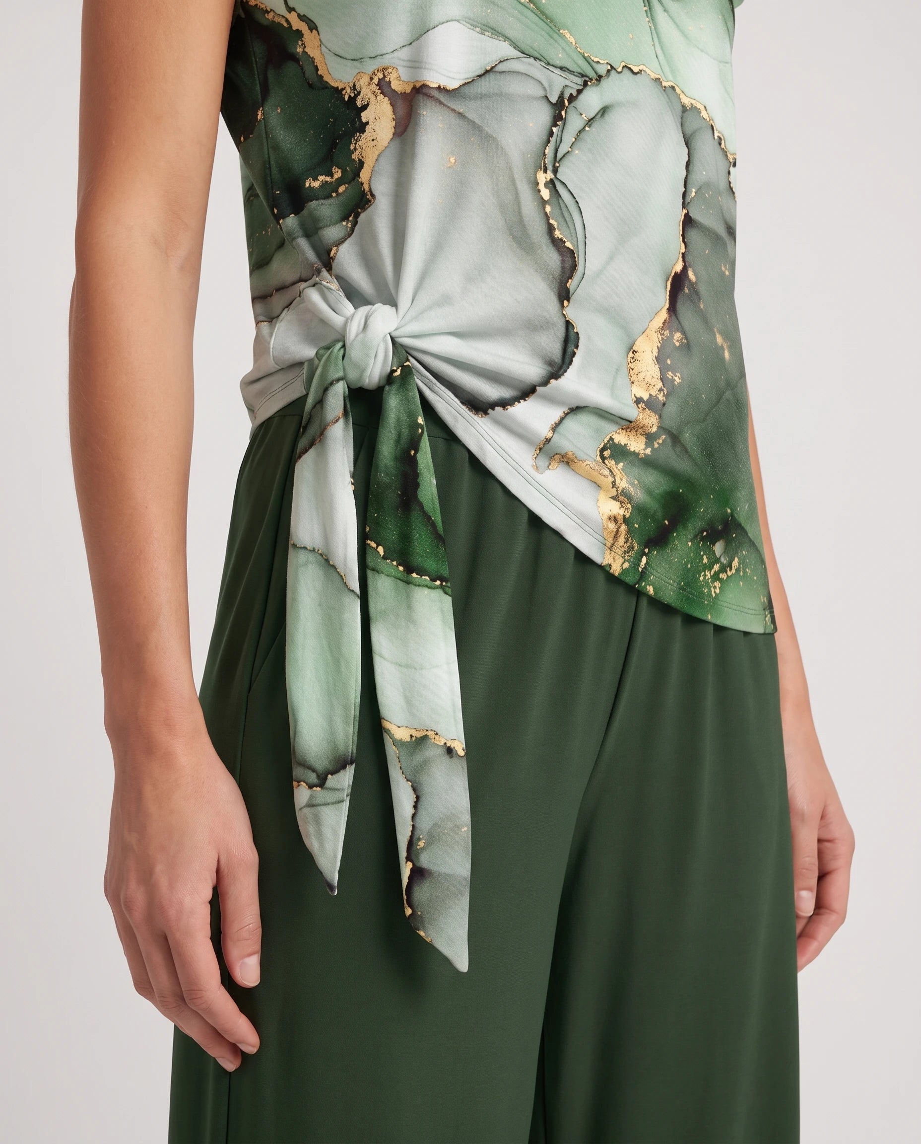 Ensemble top à nœud latéral et pantalon large Angéline — Vert Forêt — détail nœud latéral et drapé