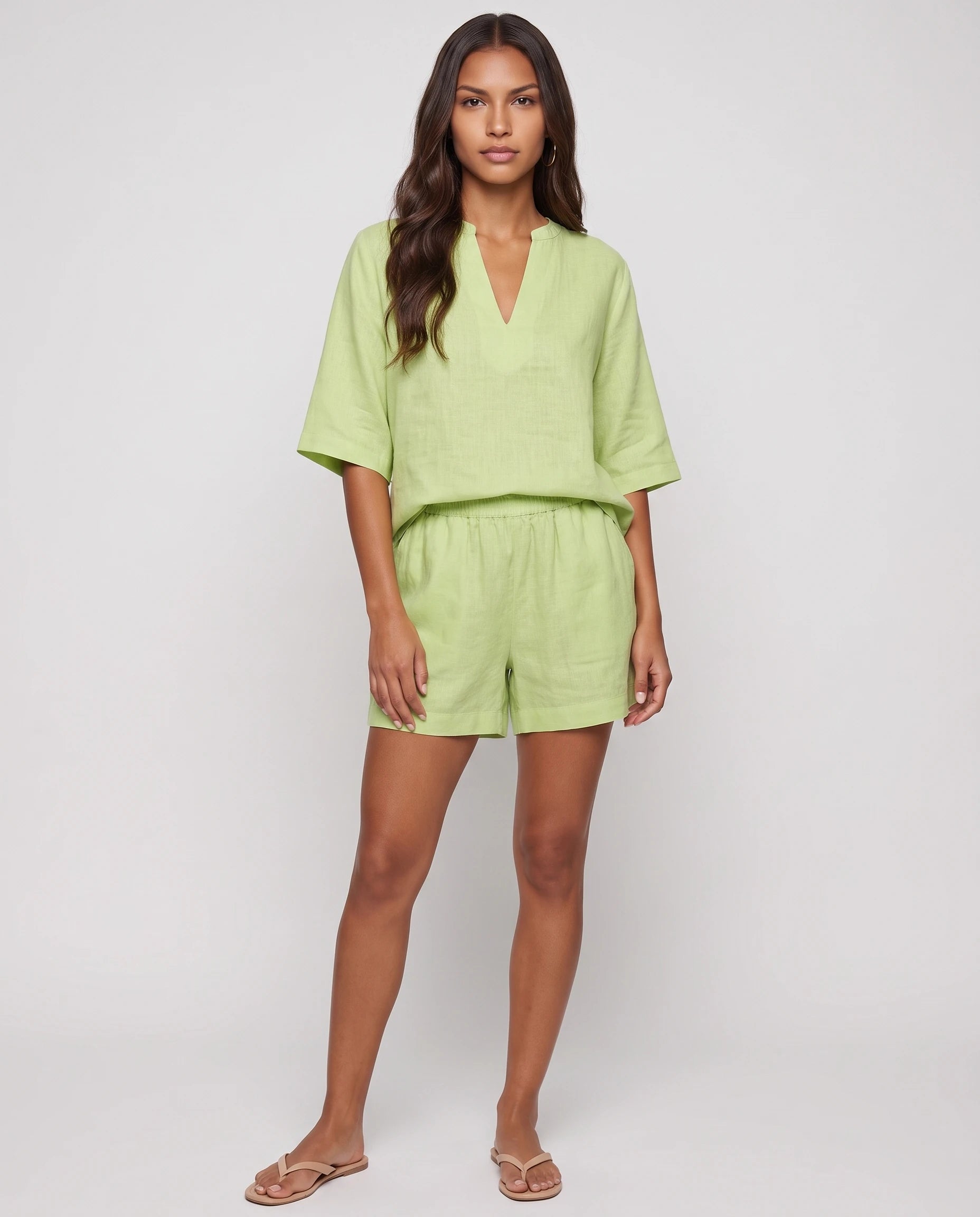 Ensemble top col V et short effet lin Aveline — Vert Anis — vue face studio