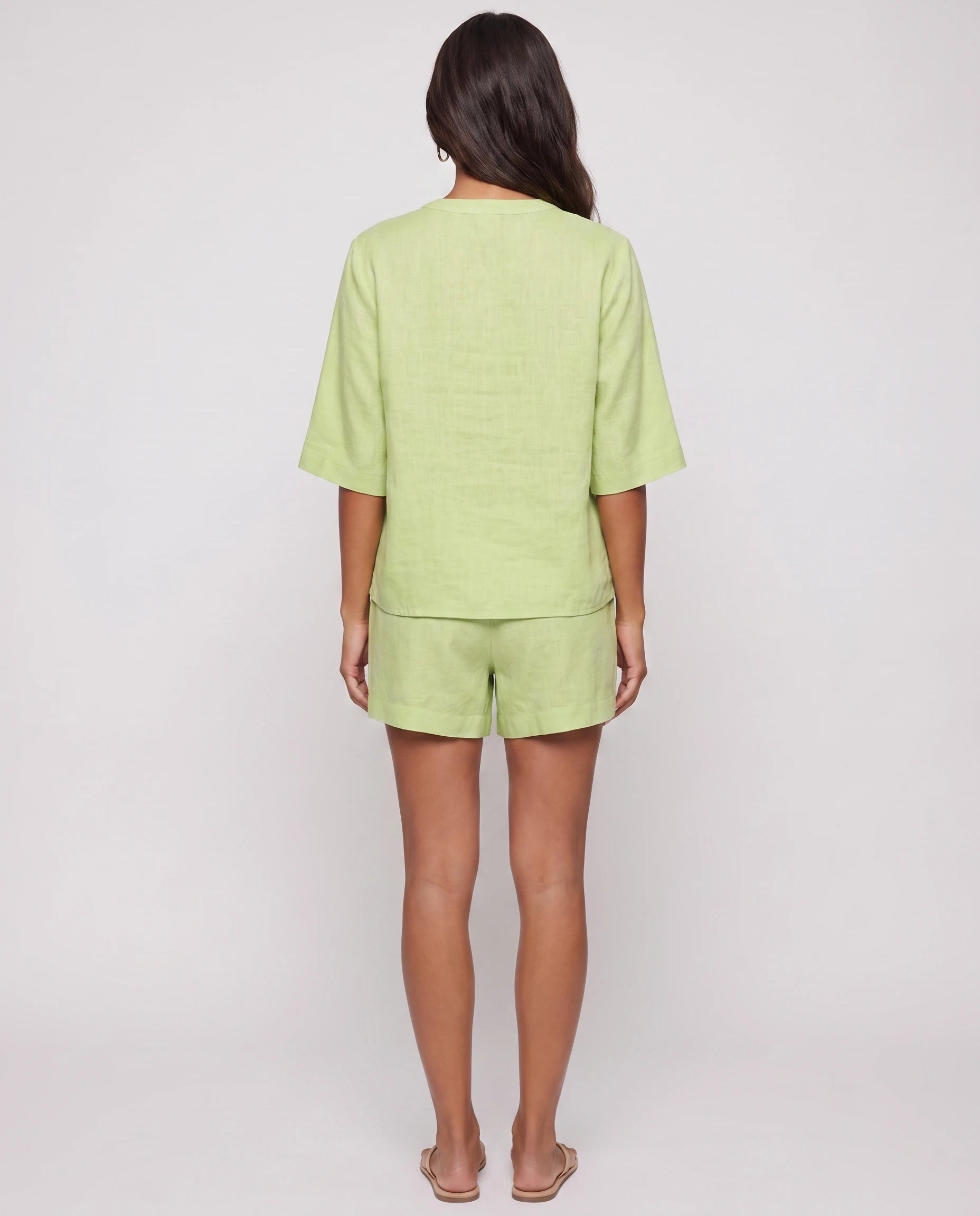 Ensemble top col V et short effet lin Aveline — Vert Anis — vue dos studio