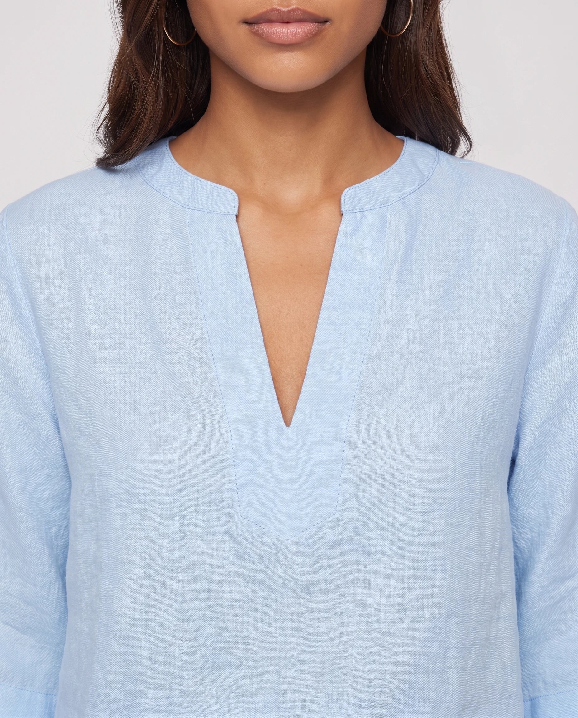 Ensemble top col V et short effet lin Aveline — Bleu Ciel — détail col V fendu